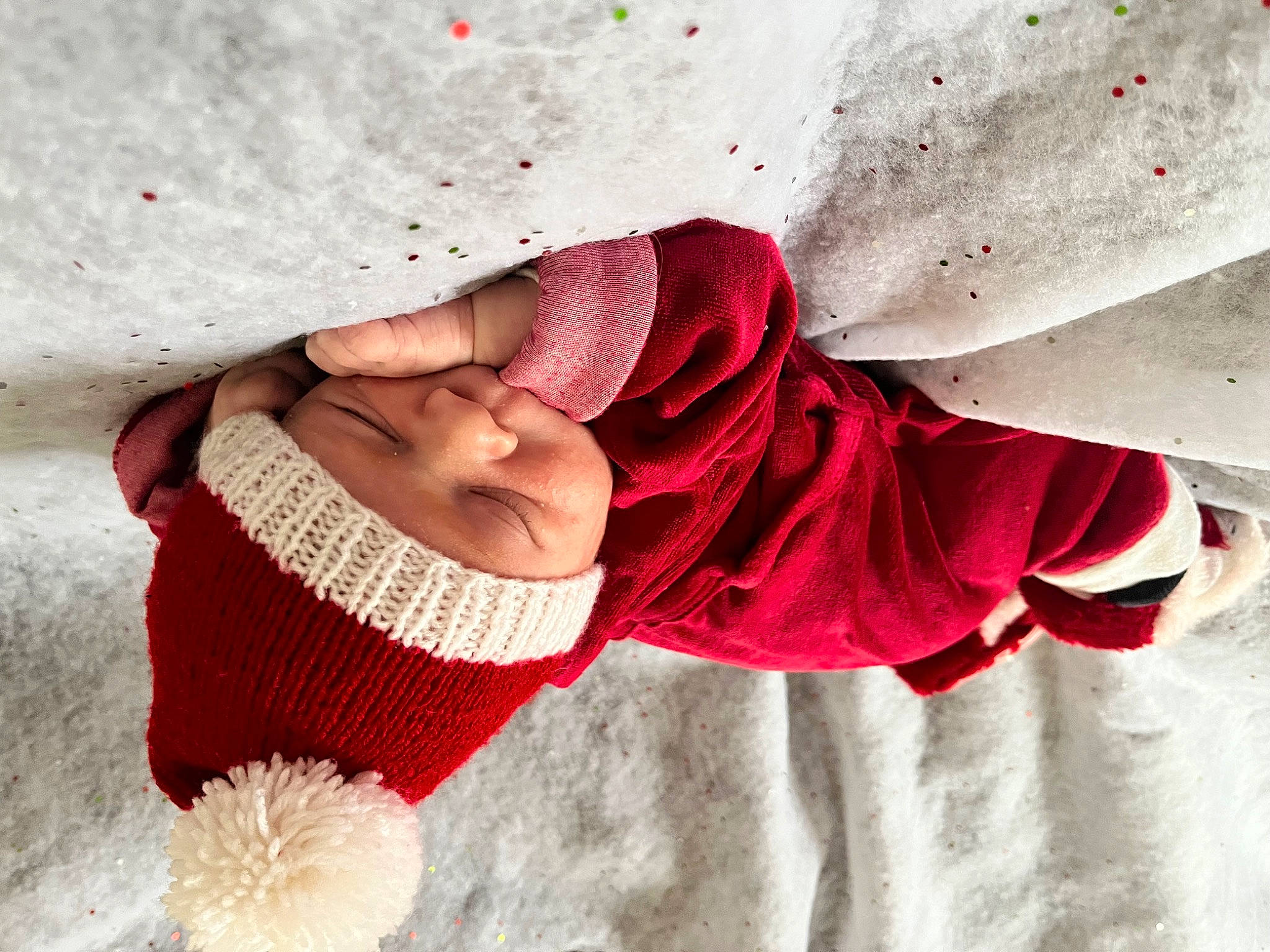 Giulian participe au concours pour gagner de l'argent avec cette photo : baby, baby_sleeping, carmine, child, fashion_accessory, fictional_character, happy, headgear, headwear, human_leg, linens, magenta, pattern, people_in_nature, person, petal, pink, santa_claus, textile, toddler