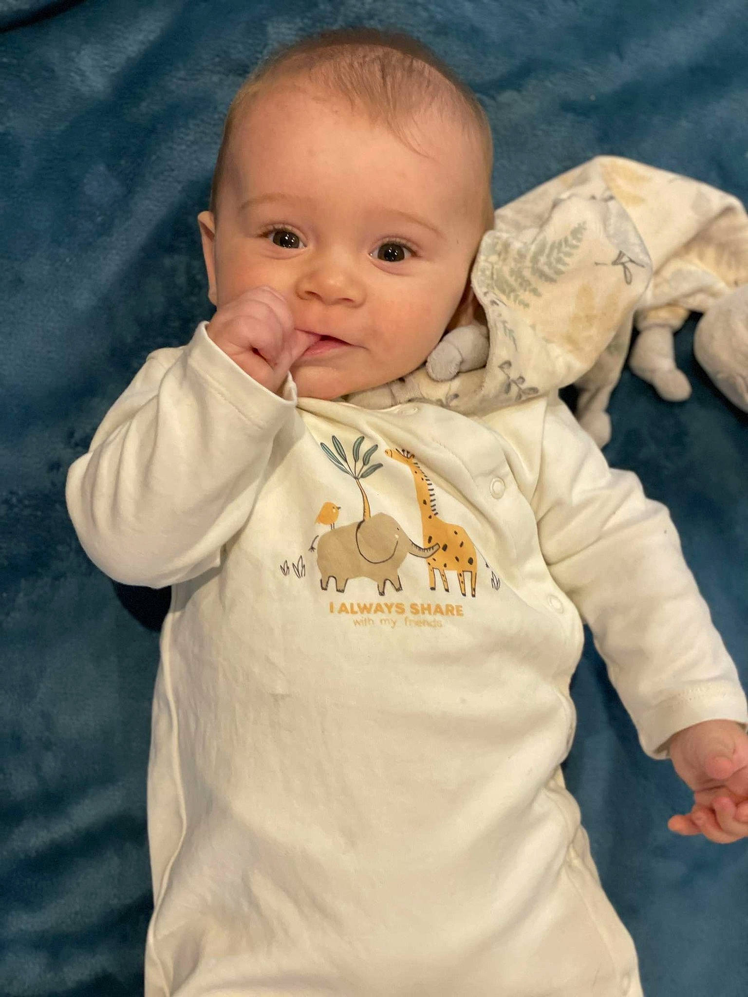 Giulian participe au concours pour gagner de l'argent avec cette photo : baby, baby_toddler_clothing, cheek, child, chin, comfort, eye, face, fun, gesture, happy, head, iris, lip, neck, nose, person, skin, sleeve, t_shirt