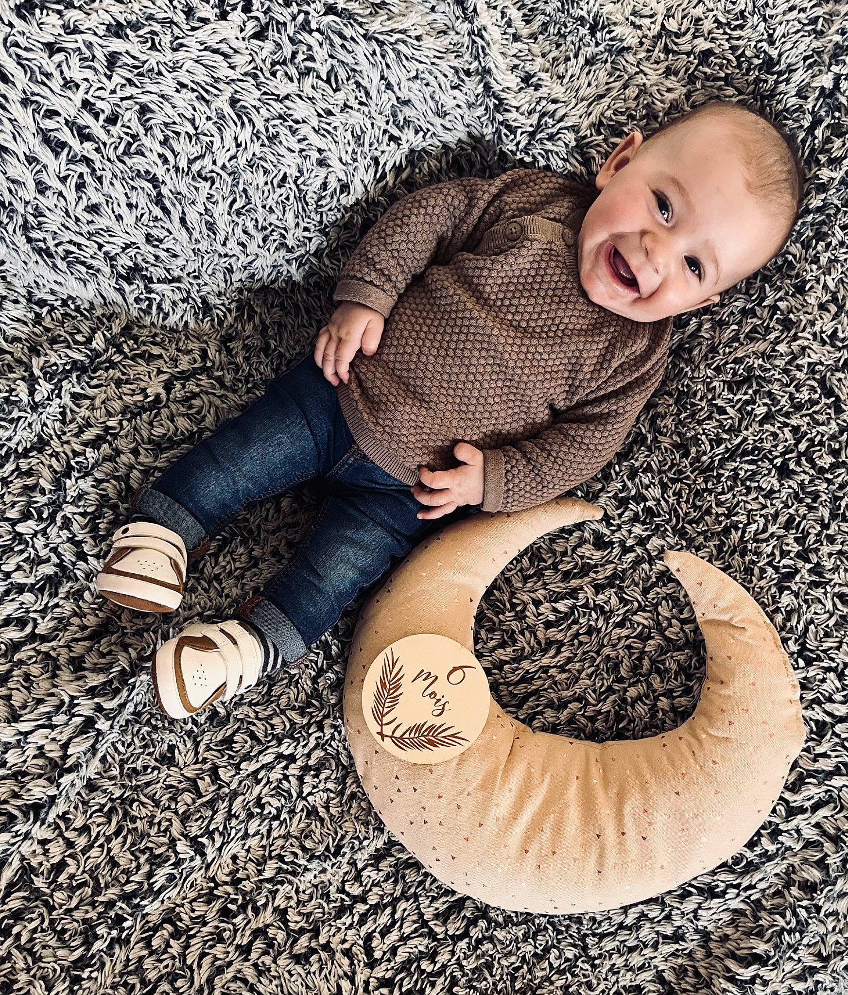Giulian a rejoint le concours — aidez-le/la à gagner de superbes lots ! automotive_tire, baby, child, circle, comfort, floor, flooring, foot, fun, grass, happy, human_leg, joy, pattern, people_in_nature, person, sand, shoe, soil, stock_photography