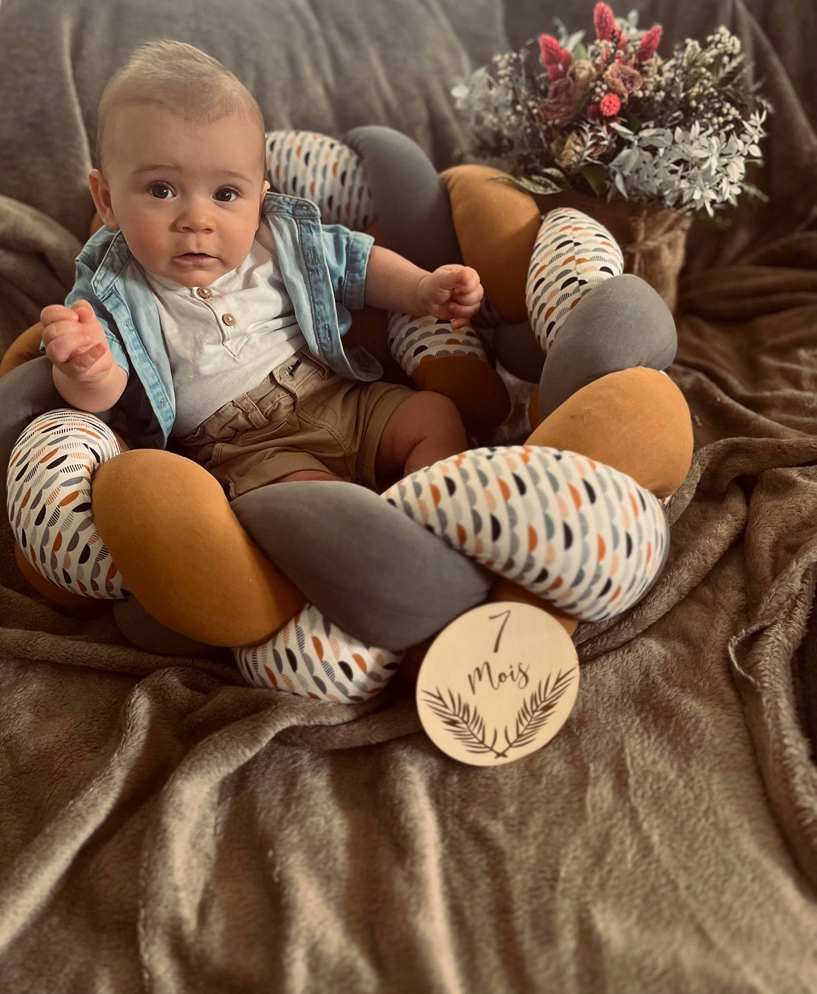 Giulian participe au concours pour gagner de l'argent avec cette photo : arm, baby, baby_toddler_clothing, child, comfort, finger, hand, happy, hat, human_body, human_leg, knee, lap, leg, person, skin, sock, t_shirt, thigh, toddler