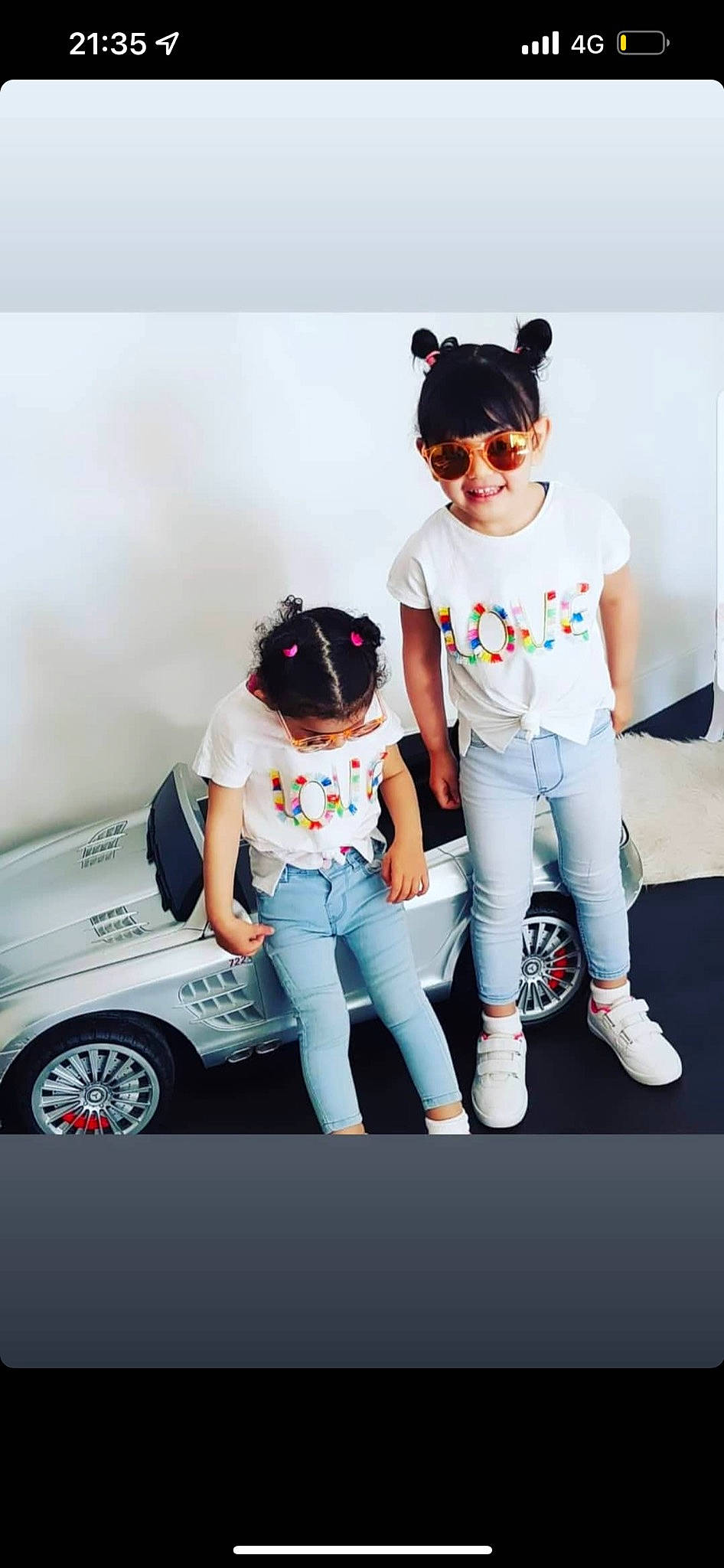 Eline participe au concours pour gagner de l'argent avec cette photo : alloy_wheel, automotive_design, automotive_lighting, automotive_tire, bumper, cool, eyewear, fender, flash_photography, gesture, happy, jeans, joy, leg, motor_vehicle, person, style, sunglasses, t_shirt, tire