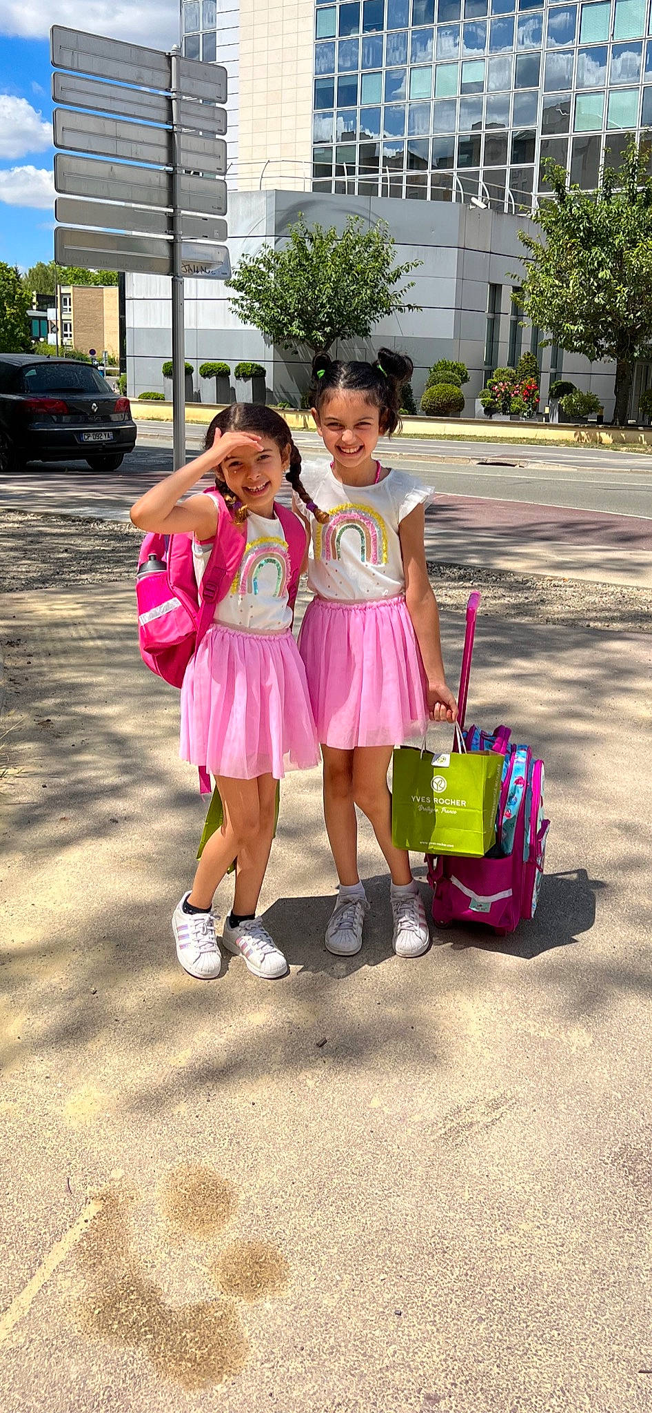 Eline a rejoint le concours — aidez-le/la à gagner de superbes lots ! asphalt, child, happy, joy, leisure, luggage_and_bags, motor_vehicle, person, pink, plant, recreation, road, shoe, shorts, smile, snapshot, summer, tire, toddler, travel