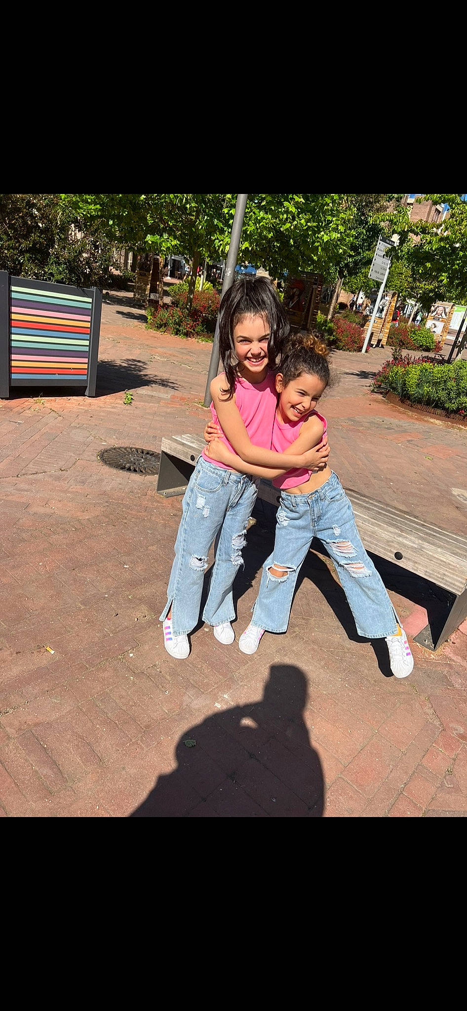 Eline participe au concours pour gagner de l'argent avec cette photo : child, city, event, foot, fun, gesture, grass, happy, jeans, joy, leg, leisure, people_in_nature, person, plant, play, recreation, sitting, smile, soil