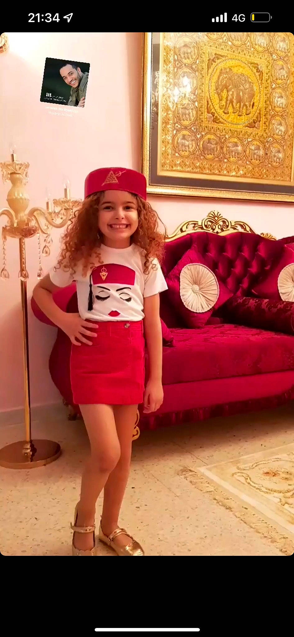 Rawene a rejoint le concours — aidez-le/la à gagner de superbes lots ! blond, day_dress, fashion_design, flooring, happy, hat, headwear, human_leg, joy, knee, long_hair, magenta, peach, person, picture_frame, pink, red, shoulder, sleeve, smile