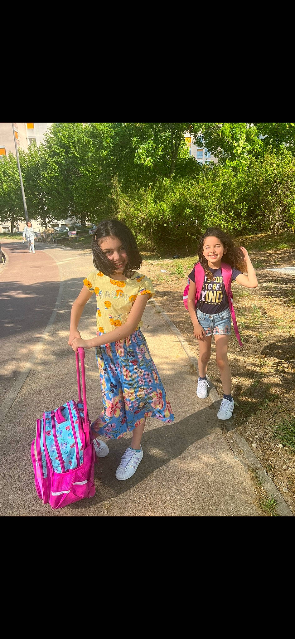 Rawene participe au concours pour gagner de l'argent avec cette photo : child, cool, fun, grass, hairstyle, happy, joy, leg, leisure, luggage_and_bags, morning, people_in_nature, person, pink, plant, public_space, recreation, smile, summer, travel