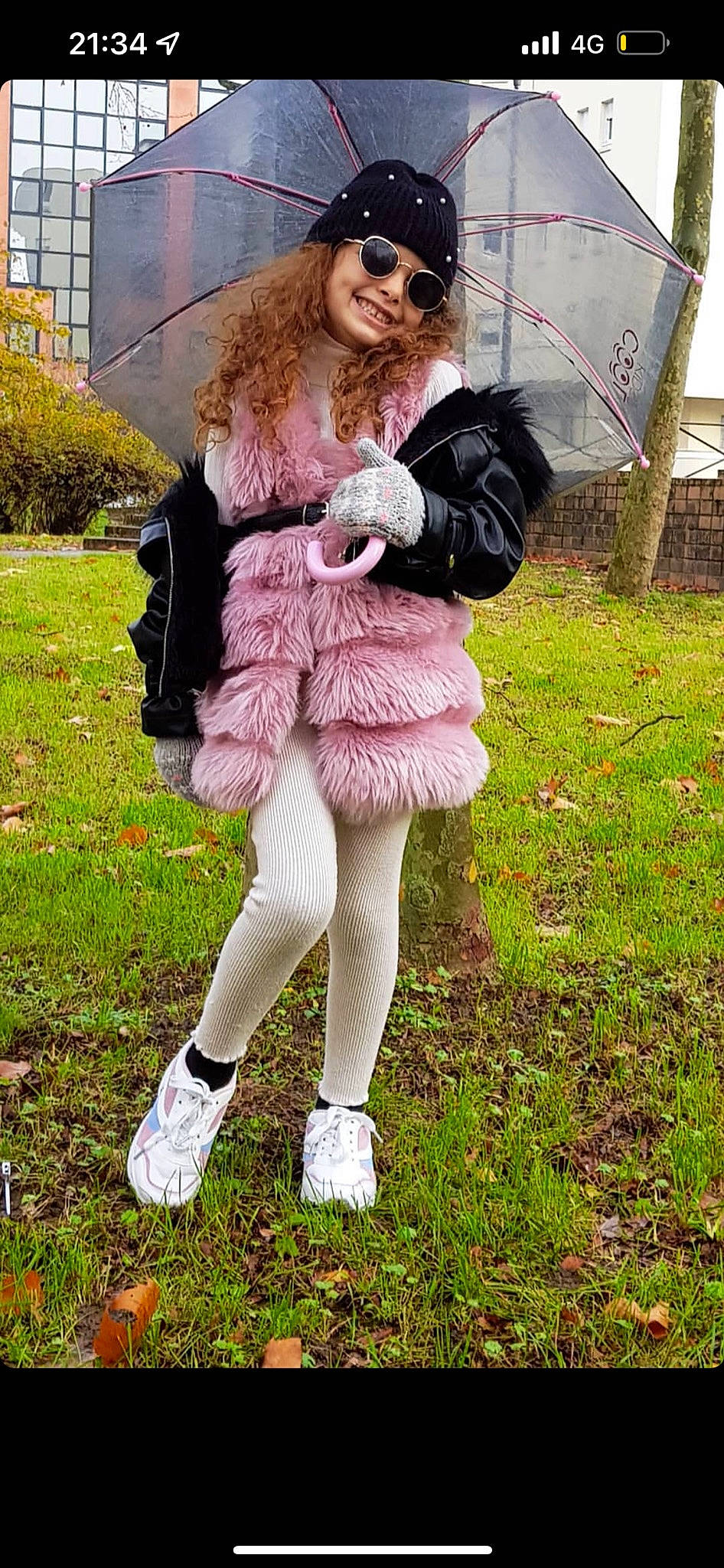 Rawene a rejoint le concours — aidez-le/la à gagner de superbes lots ! animal_product, eyewear, fashion_design, fawn, fur, fur_clothing, glasses, grass, headwear, human_leg, jewellery, joy, knee, necklace, pattern, person, pink, plant, smile, sunglasses