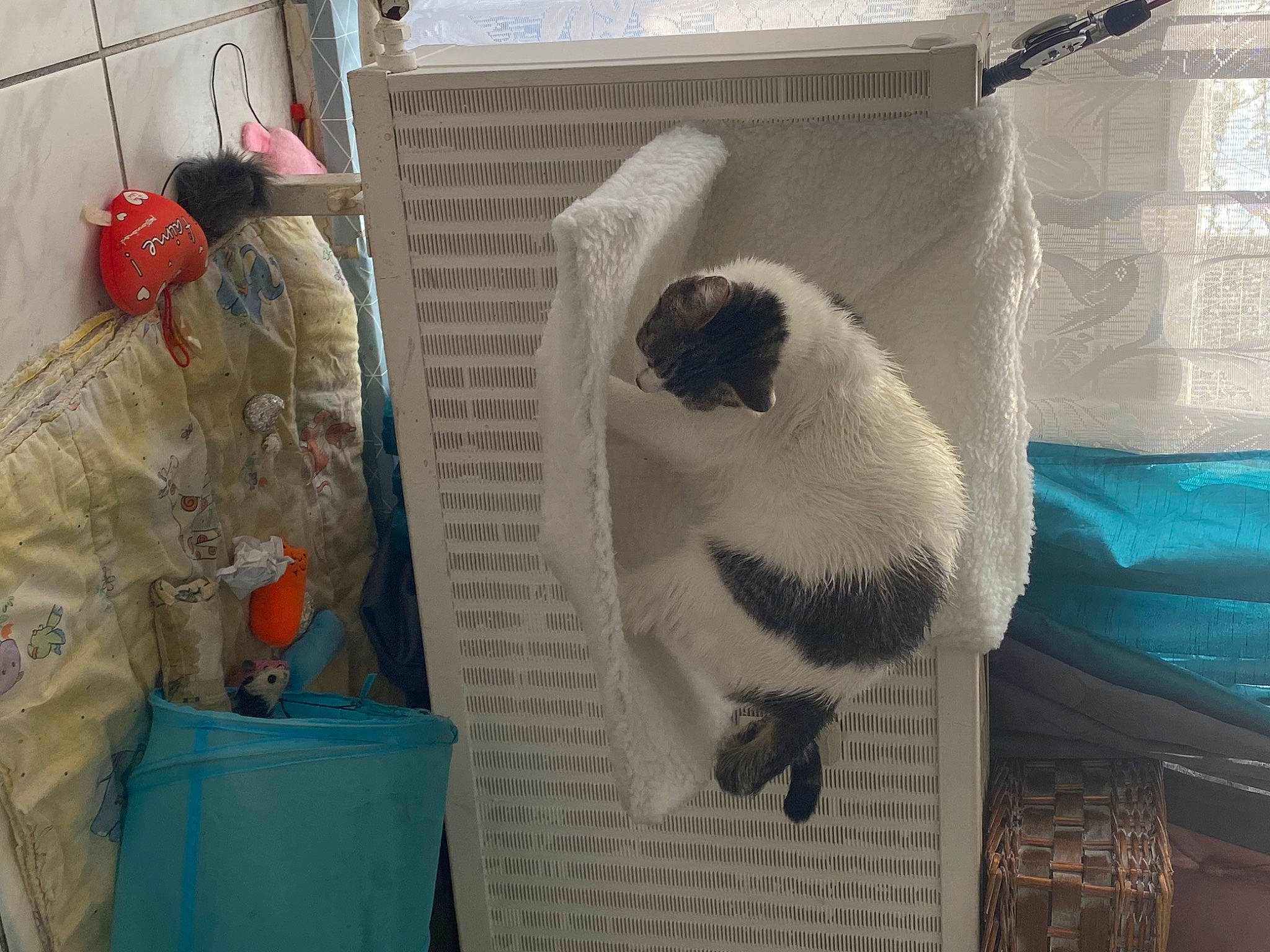 Knedelle Ma Poupouchinette a rejoint le concours — aidez-le/la à gagner de superbes lots ! art, carmine, felidae, fur, linens, panda, paper, paper_product, plastic, plastic_bag, room, small_to_medium_sized_cats, stuffed_toy, tail, terrestrial_animal, textile, visual_arts, wall, whiskers, wool