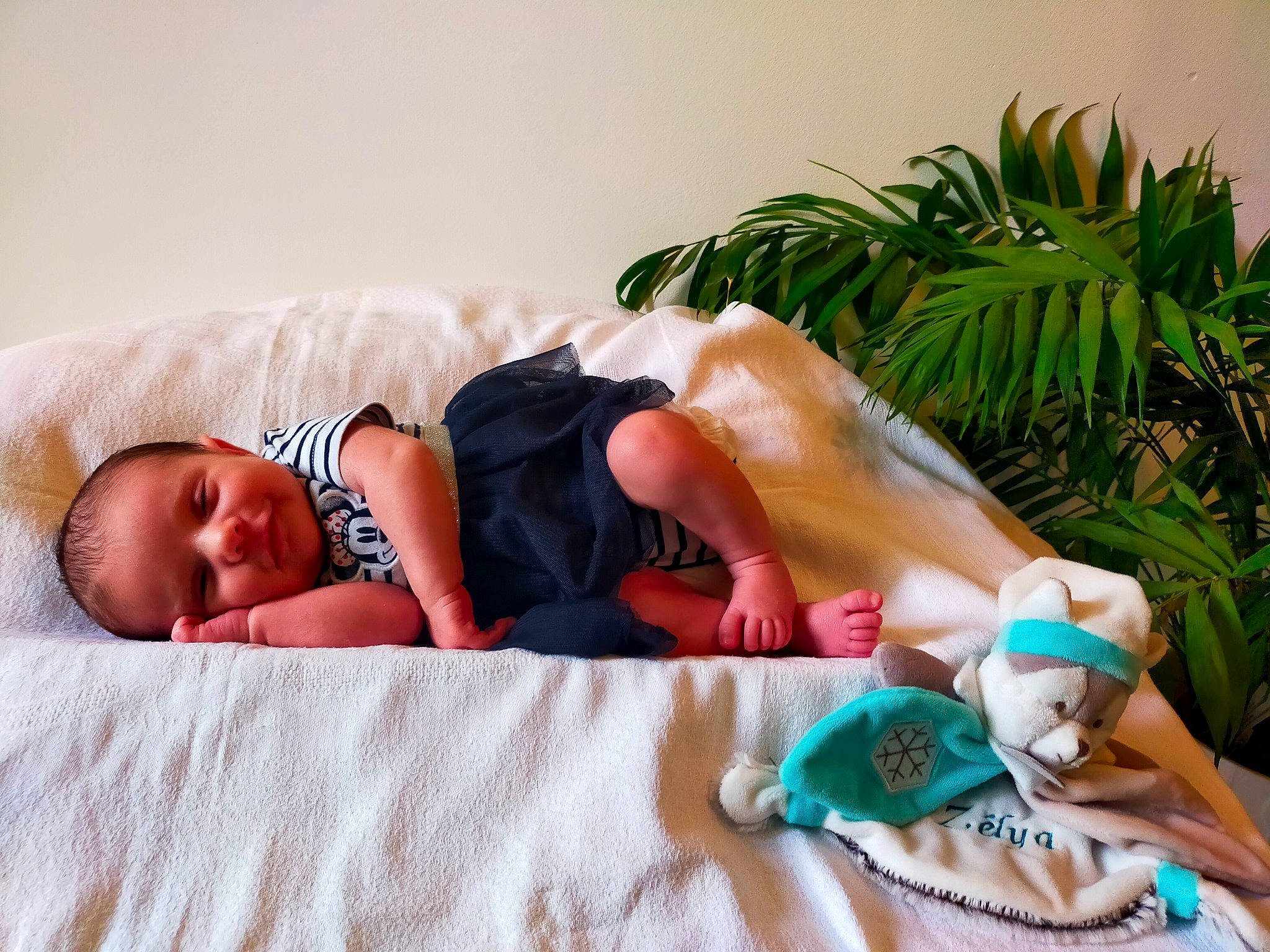 Zélya a rejoint le concours — aidez-le/la à gagner de superbes lots ! arm, baby, child, comfort, couch, fashion_accessory, fun, grass, happy, human_leg, leg, leisure, linens, mammal, person, plant, room, textile, thigh, toddler