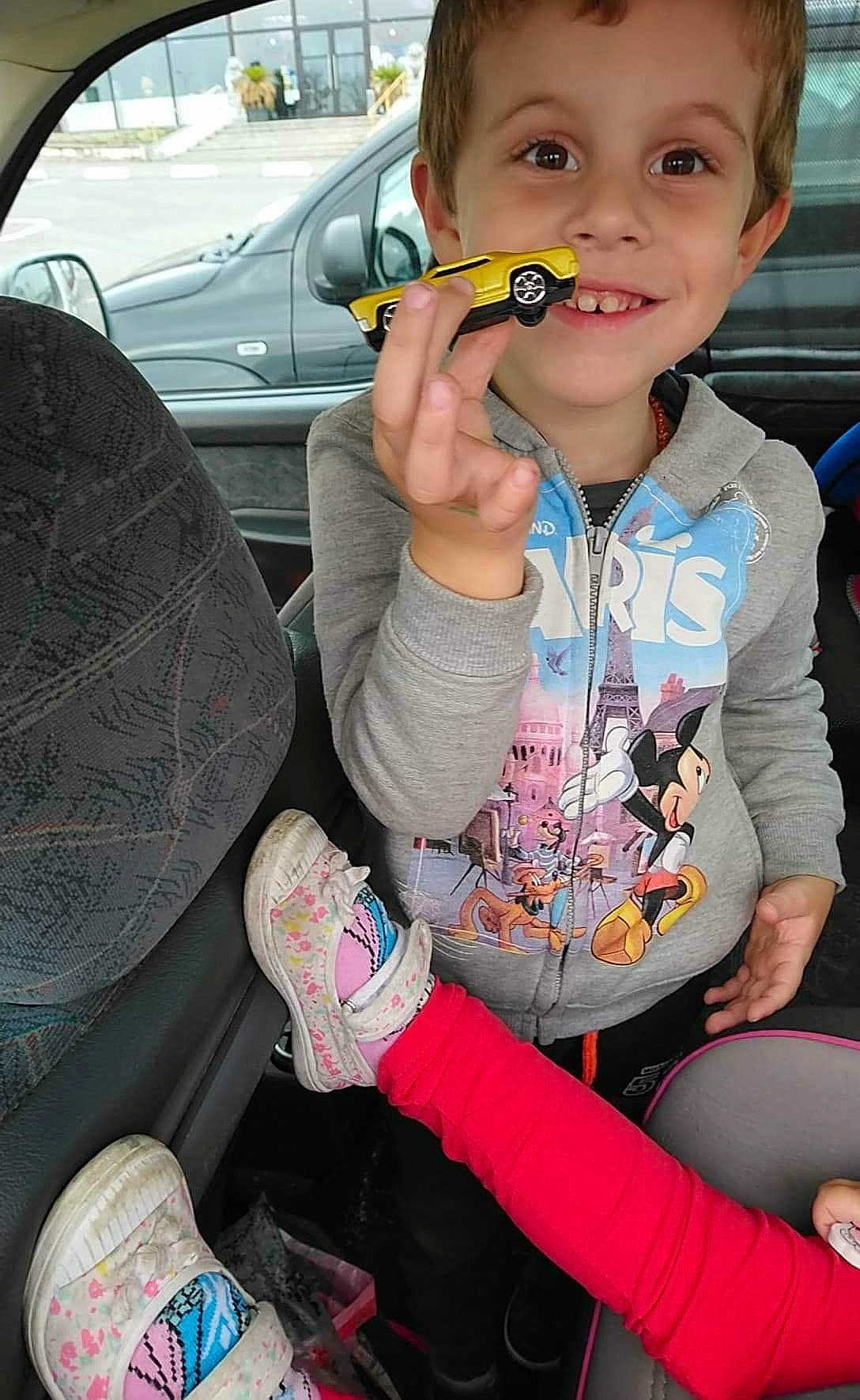 Kyllian a rejoint le concours — aidez-le/la à gagner de superbes lots ! car_seat, child, joy, person, toddler