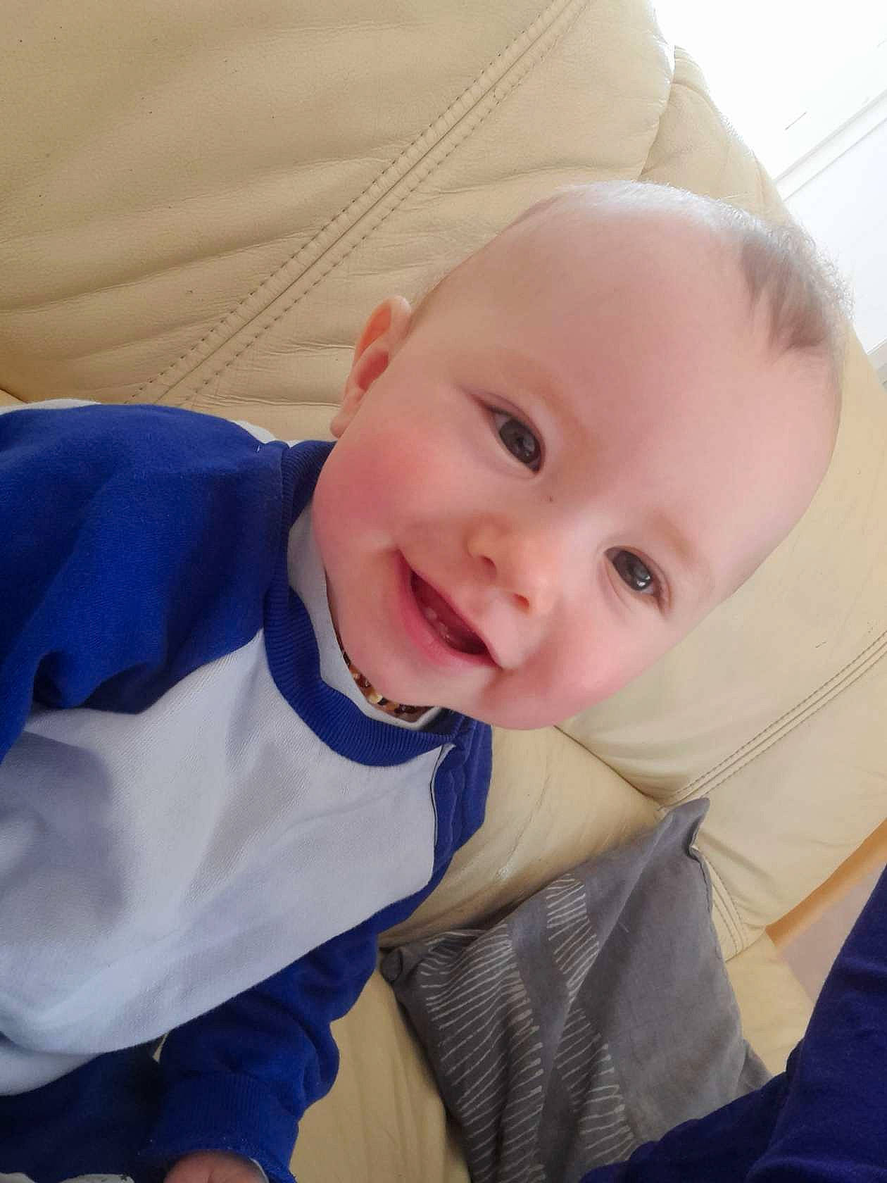 Menzo a rejoint le concours — aidez-le/la à gagner de superbes lots ! baby, baby_laughing, baby_products, baby_toddler_clothing, cheek, chin, comfort, electric_blue, eyebrow, gesture, hairstyle, happy, iris, joy, mouth, nose, person, skin, sleeve, smile