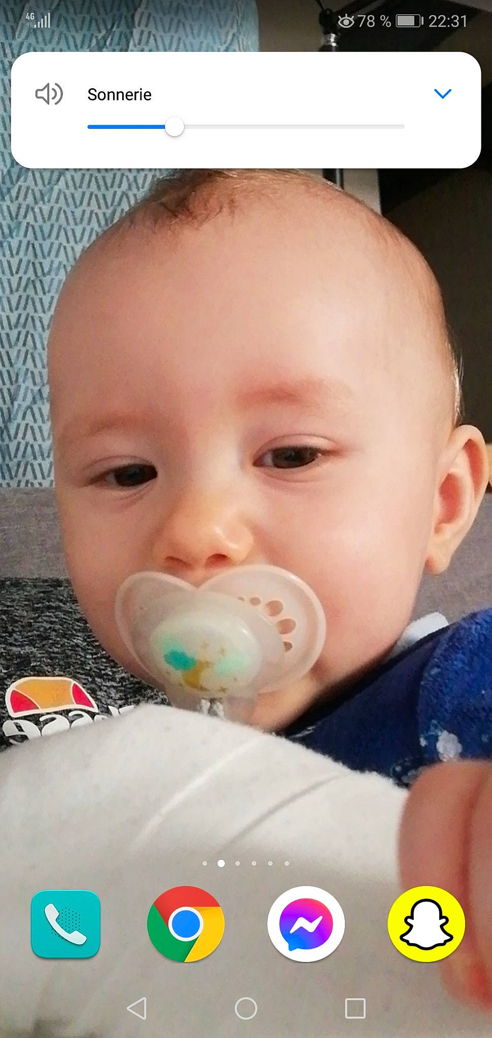 Menzo participe au concours pour gagner de l'argent avec cette photo : baby, baby_toddler_clothing, cheek, chin, drinkware, ear, eye, eyebrow, eyelash, finger, gesture, happy, head, iris, lip, mouth, neck, nose, person, skin