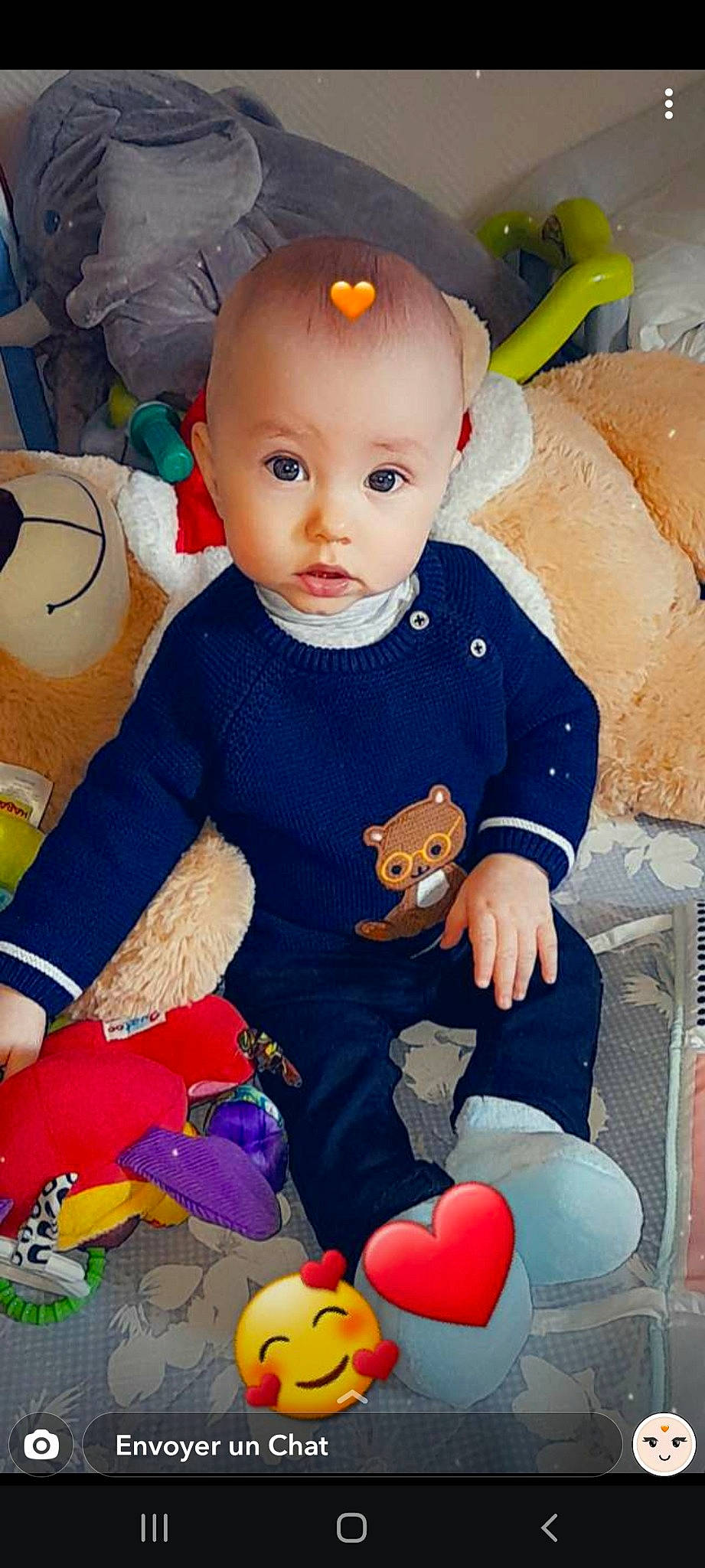 Menzo a rejoint le concours — aidez-le/la à gagner de superbes lots ! baby_products, baby_toddler_clothing, baby_toys, blue, cheek, child, doll, mammal, people, person, pink, plush, sitting, skin, snapshot, stuffed_toy, teddy_bear, textile, toy, vertebrate