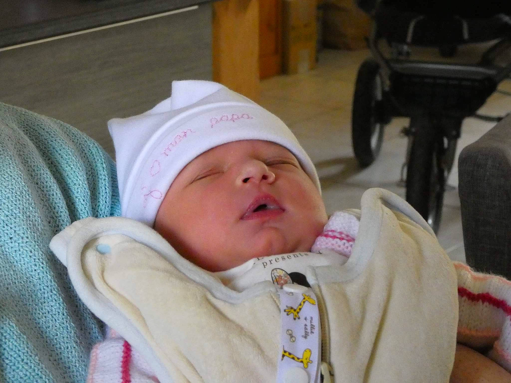 Lana a rejoint le concours — aidez-le/la à gagner de superbes lots ! baby, baby_carriage, baby_products, baby_safety, baby_sleeping, baby_toddler_clothing, beanie, cap, chair, cheek, child, comfort, eye, hat, headwear, linens, mammal, person, service, sitting