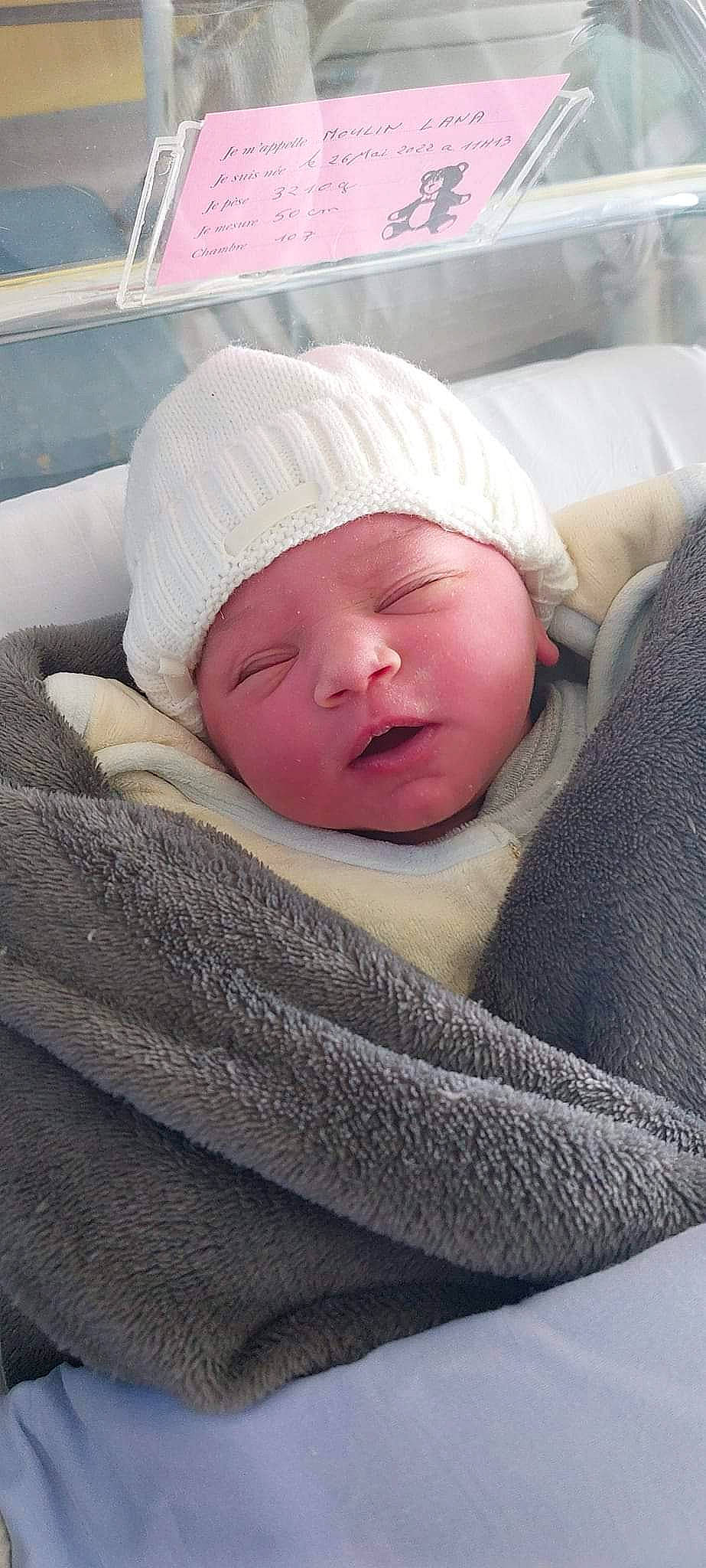 Lana a rejoint le concours — aidez-le/la à gagner de superbes lots ! baby, baby_products, baby_safety, baby_sleeping, baby_toddler_clothing, beanie, bedding, bedtime, cap, carmine, cheek, child, comfort, face, grey, headgear, headwear, knit_cap, linens, person