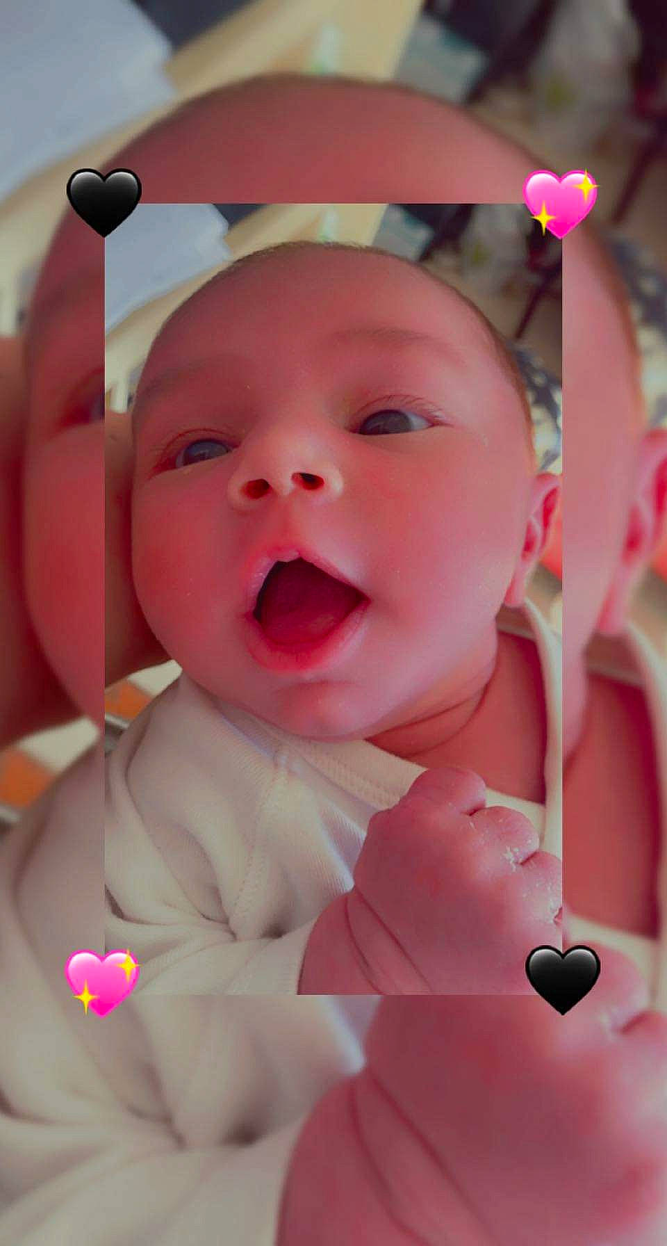 Lana participe au concours pour gagner de l'argent avec cette photo : baby, baby_toddler_clothing, cheek, chin, eye, face, facial_expression, finger, happy, head, iris, lip, mouth, nose, person, pink, skin, smile, textile, toddler