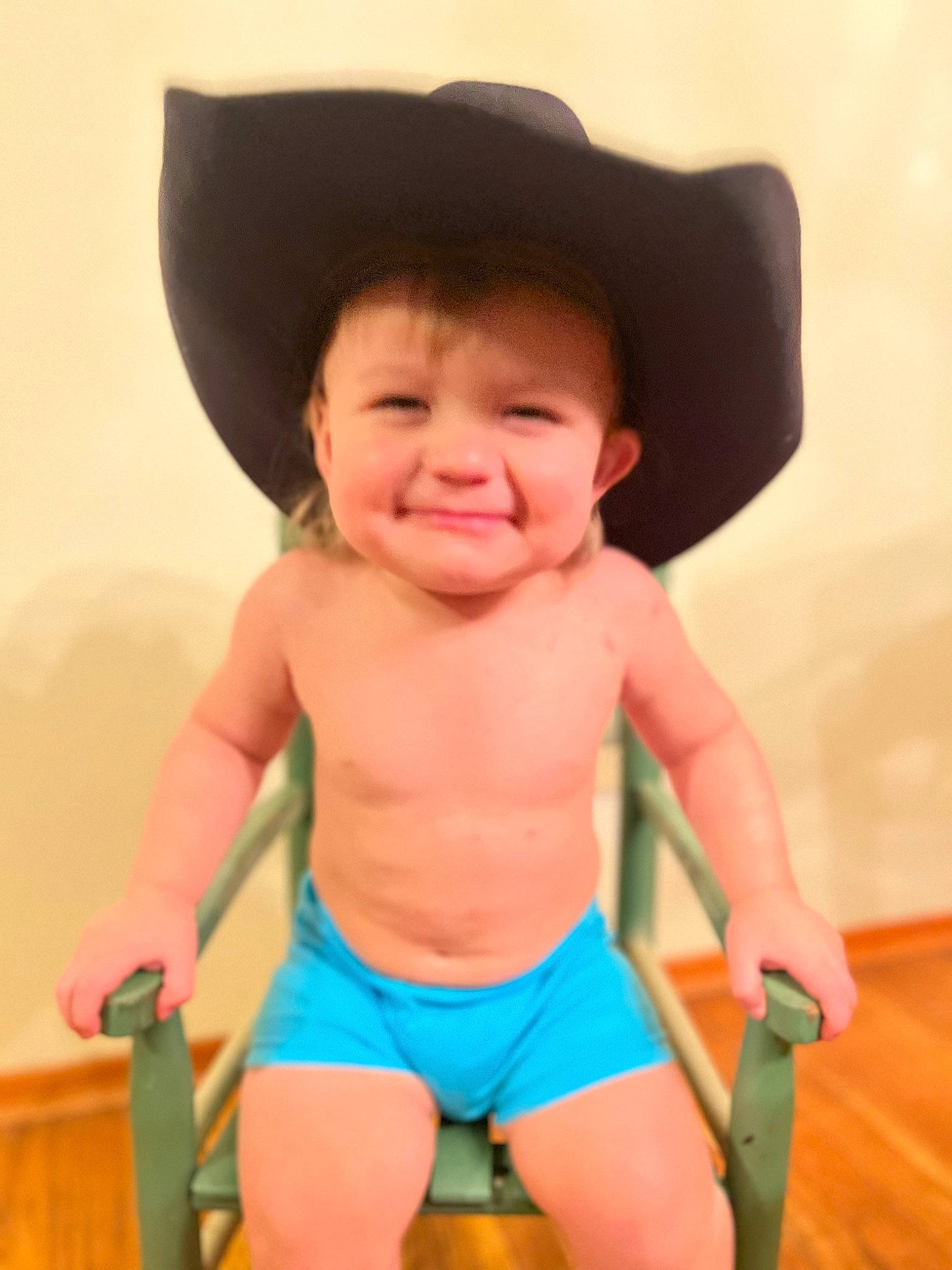 Matteo is registered to the contest to win money with this photo: arm, chin, eye, eyebrow, face, facial_expression, happy, hat, head, human_body, joy, lip, mouth, muscle, neck, person, shoulder, skin, sleeve, smile