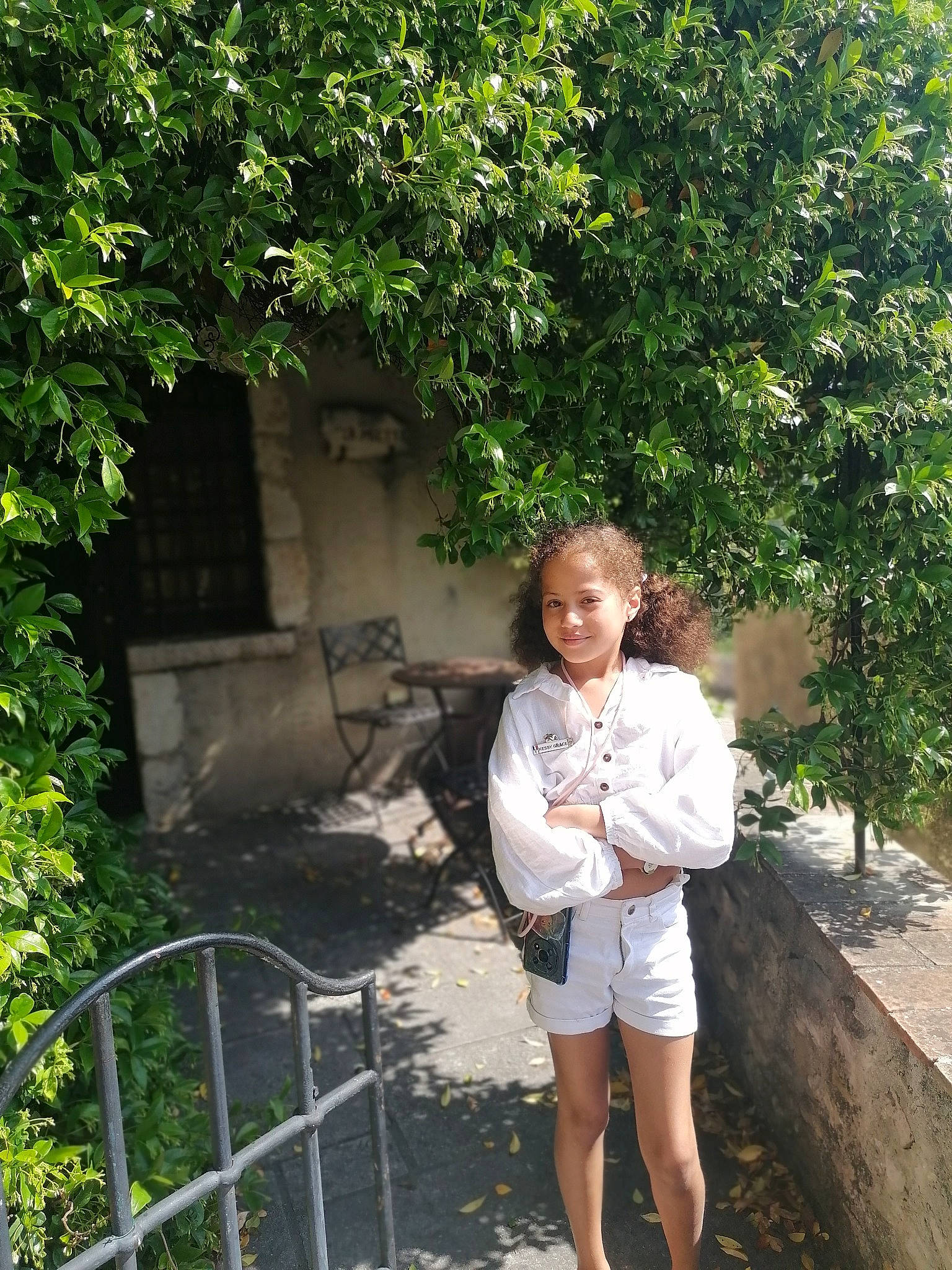 Kessy a rejoint le concours — aidez-le/la à gagner de superbes lots ! denim, fun, garden, grass, handbag, human_leg, joy, landscape, leisure, luggage_and_bags, person, plant, shorts, shrub, sitting, tourism, travel, tree, trunk, vacation