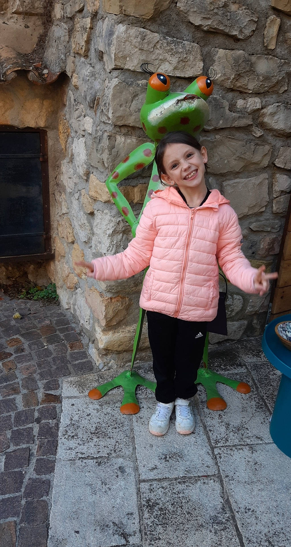 Krystal a rejoint le concours — aidez-le/la à gagner de superbes lots ! art, boot, brick, child, costume, door, fun, green, joy, lawn_ornament, leaf, leisure, person, play, recreation, road_surface, smile, snapshot, toddler, toy