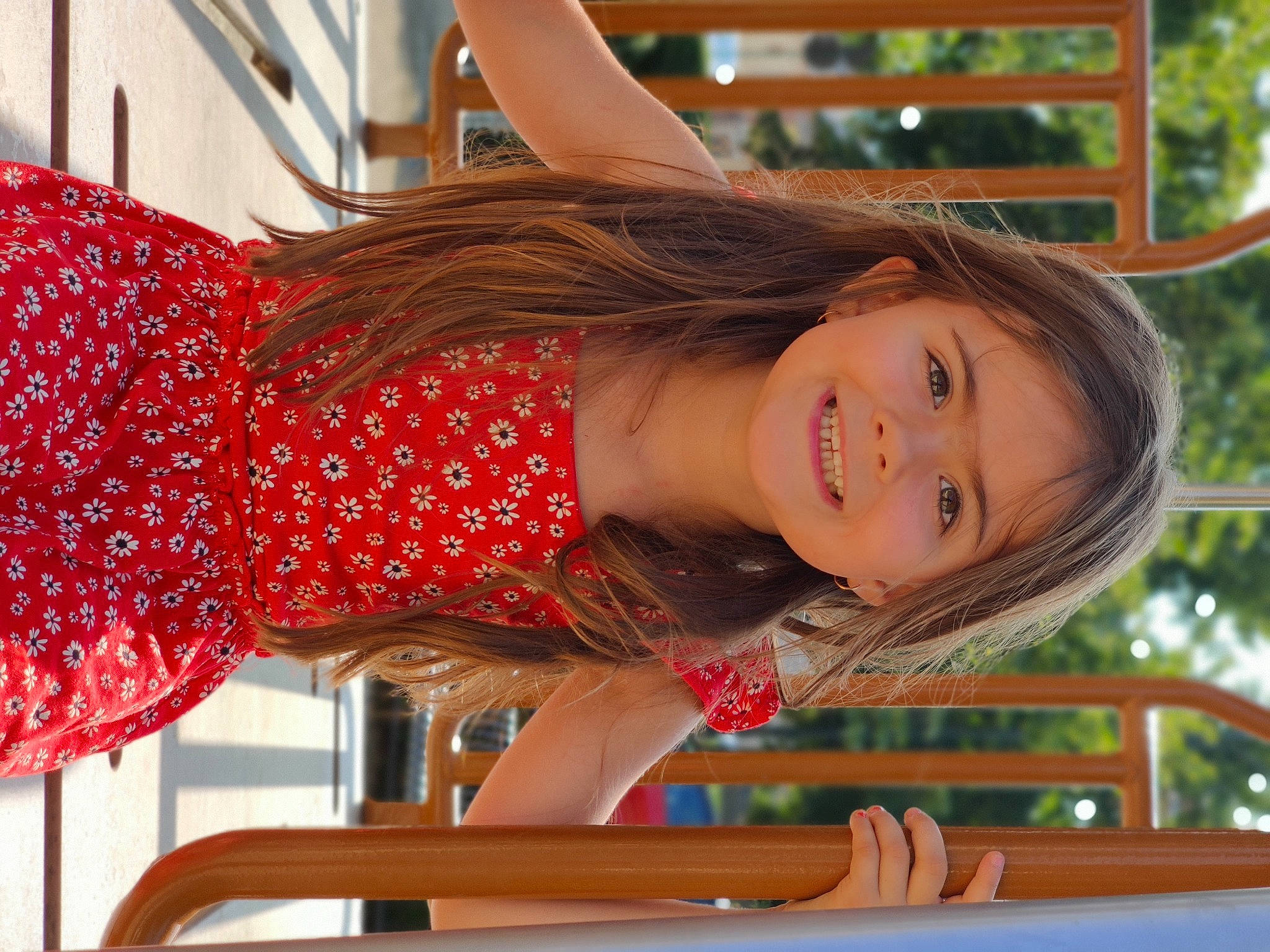 Maëlyne participe au concours pour gagner de l'argent avec cette photo : brown_hair, dress, eye, hairstyle, happy, human_leg, joy, leisure, lip, long_hair, neck, orange, organ, person, red, shoulder, smile, tartan, thigh, tree