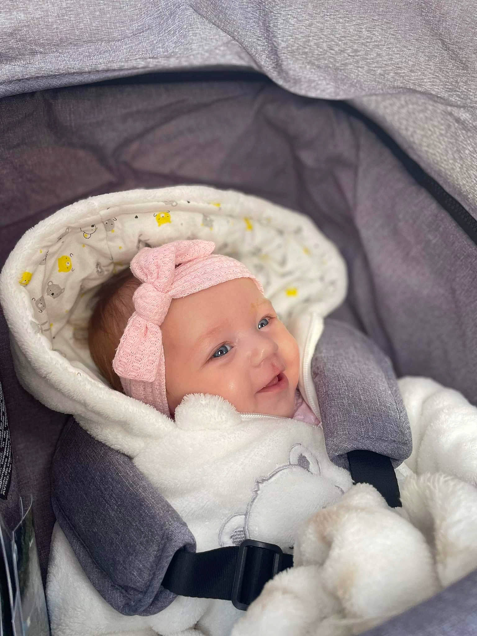 Alba a rejoint le concours — aidez-le/la à gagner de superbes lots ! baby, baby_carriage, baby_products, baby_safety, baby_sleeping, baby_toddler_clothing, cheek, child, comfort, face, headwear, infant_bed, linens, person, product, sitting, toddler