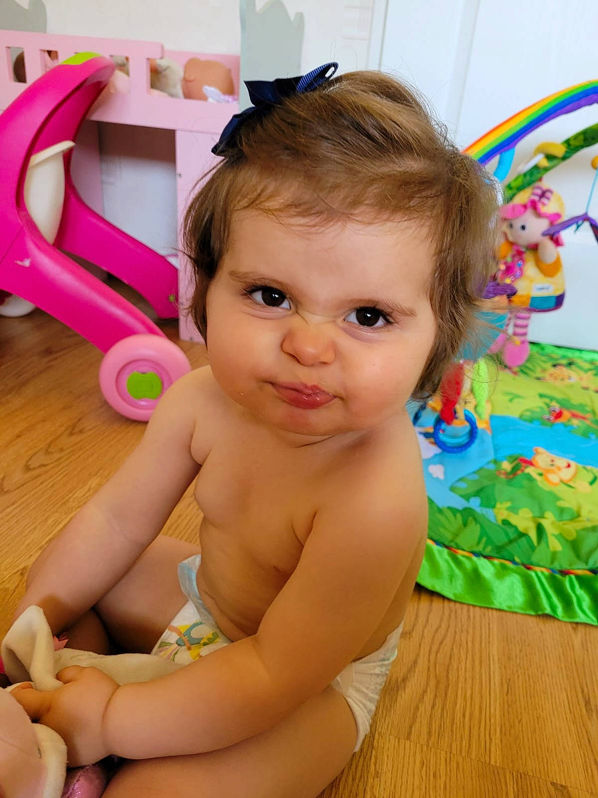 Stella a rejoint le concours — aidez-le/la à gagner de superbes lots ! blond, cheek, child, ear, eyelash, facial_expression, finger, fun, hand, happy, human, iris, joint, leisure, neck, person, product, shoulder, skin, thumb