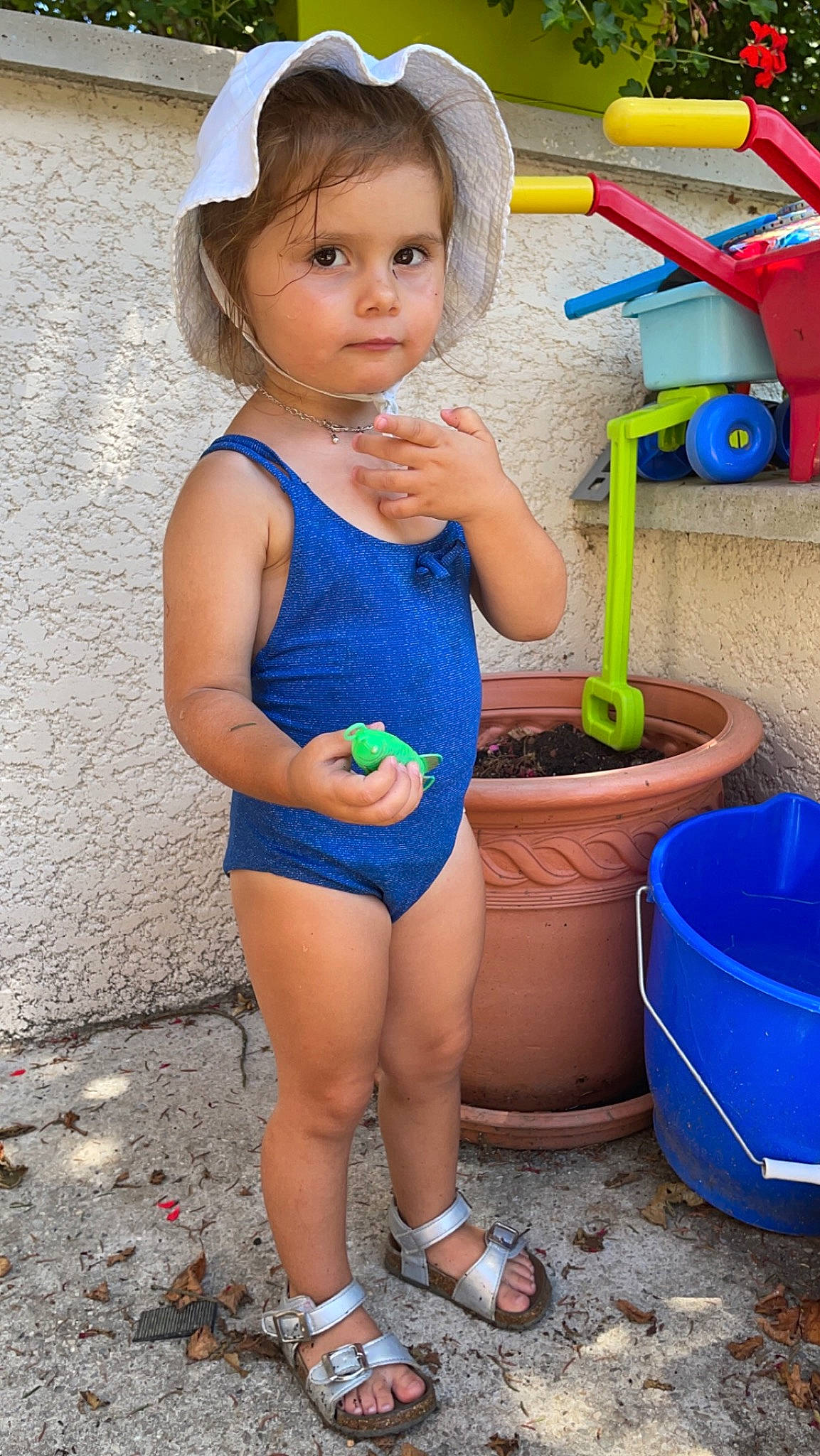 Stella a rejoint le concours — aidez-le/la à gagner de superbes lots ! baby_playing_with_toys, baby_toddler_clothing, blue, bucket, child, electric_blue, fun, happy, human_leg, leg, leisure, one_piece_swimsuit, people, person, photograph, plastic, play, summer, thigh, toddler