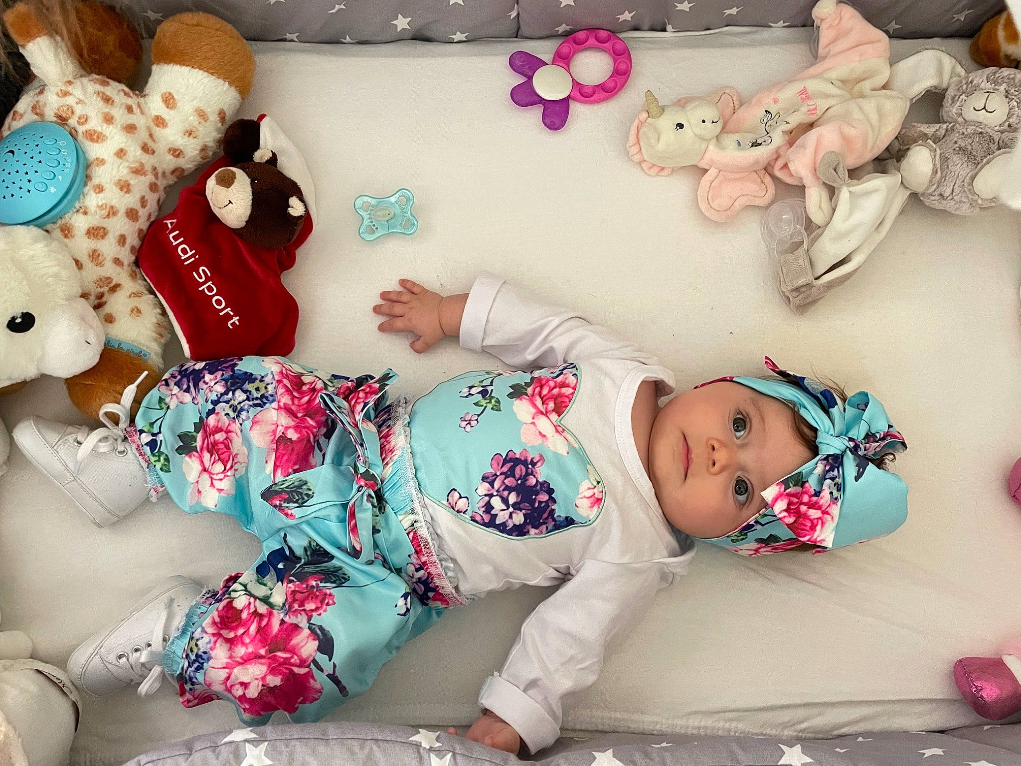 Stella a rejoint le concours — aidez-le/la à gagner de superbes lots ! baby, baby_toddler_clothing, child, comfort, dress, event, fashion_accessory, hand, happy, headwear, linens, pattern, person, pink, room, sleeve, sock, stuffed_toy, textile, toddler