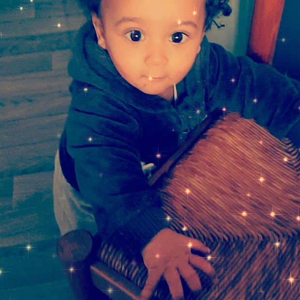 Yliass a rejoint le concours — aidez-le/la à gagner de superbes lots ! afro, baby_toddler_clothing, cheek, child, cool, electric_blue, flash_photography, flooring, fun, happy, human_body, iris, jheri_curl, room, sitting, sleeve, space, tints_and_shades, toddler, winter