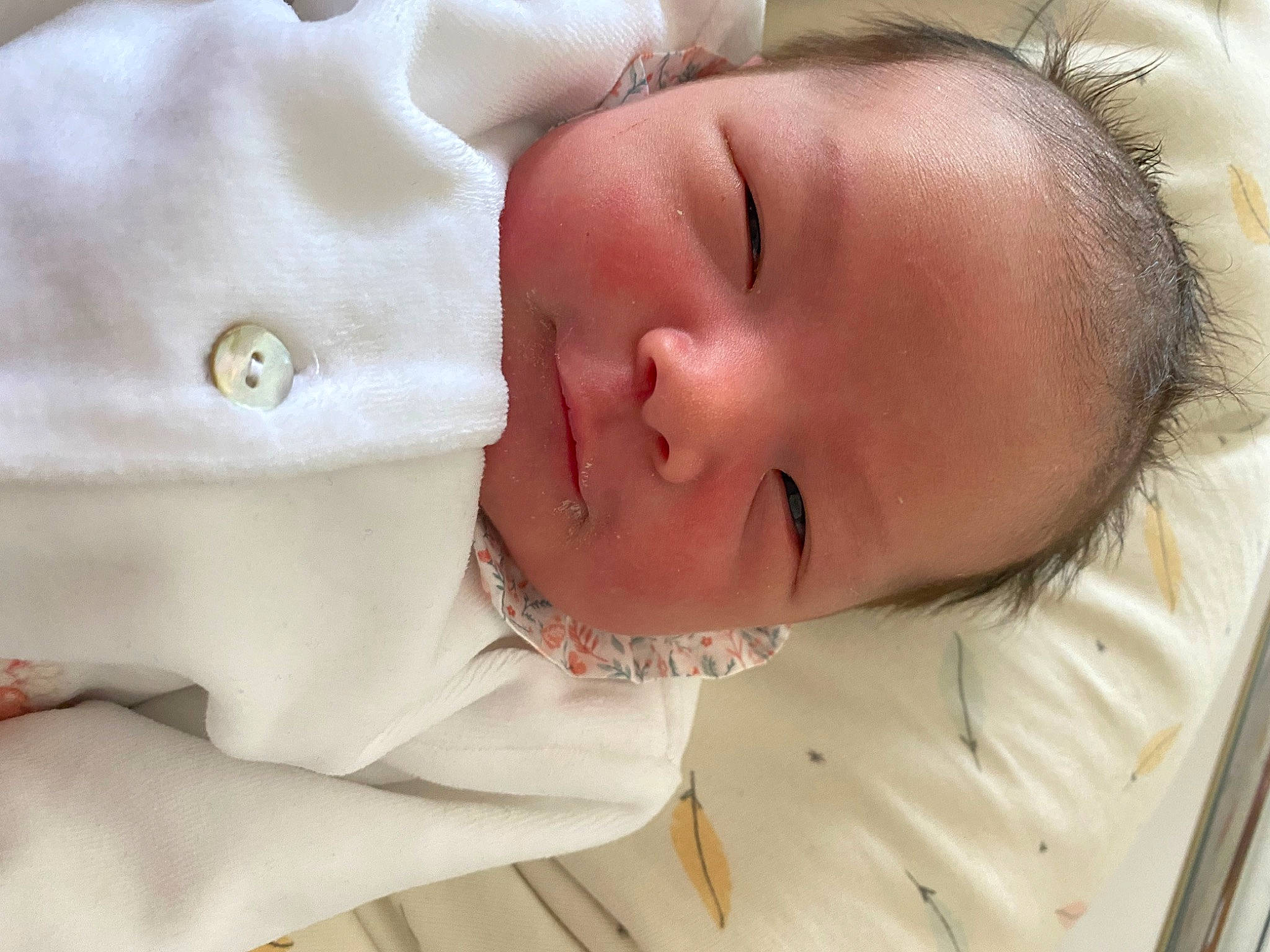 Thïa participe au concours pour gagner de l'argent avec cette photo : baby, baby_products, baby_sleeping, baby_toddler_clothing, bedding, bedtime, cheek, child, collar, comfort, eyelash, linens, lip, nap, neck, nose, person, skin, sleep, sleeve