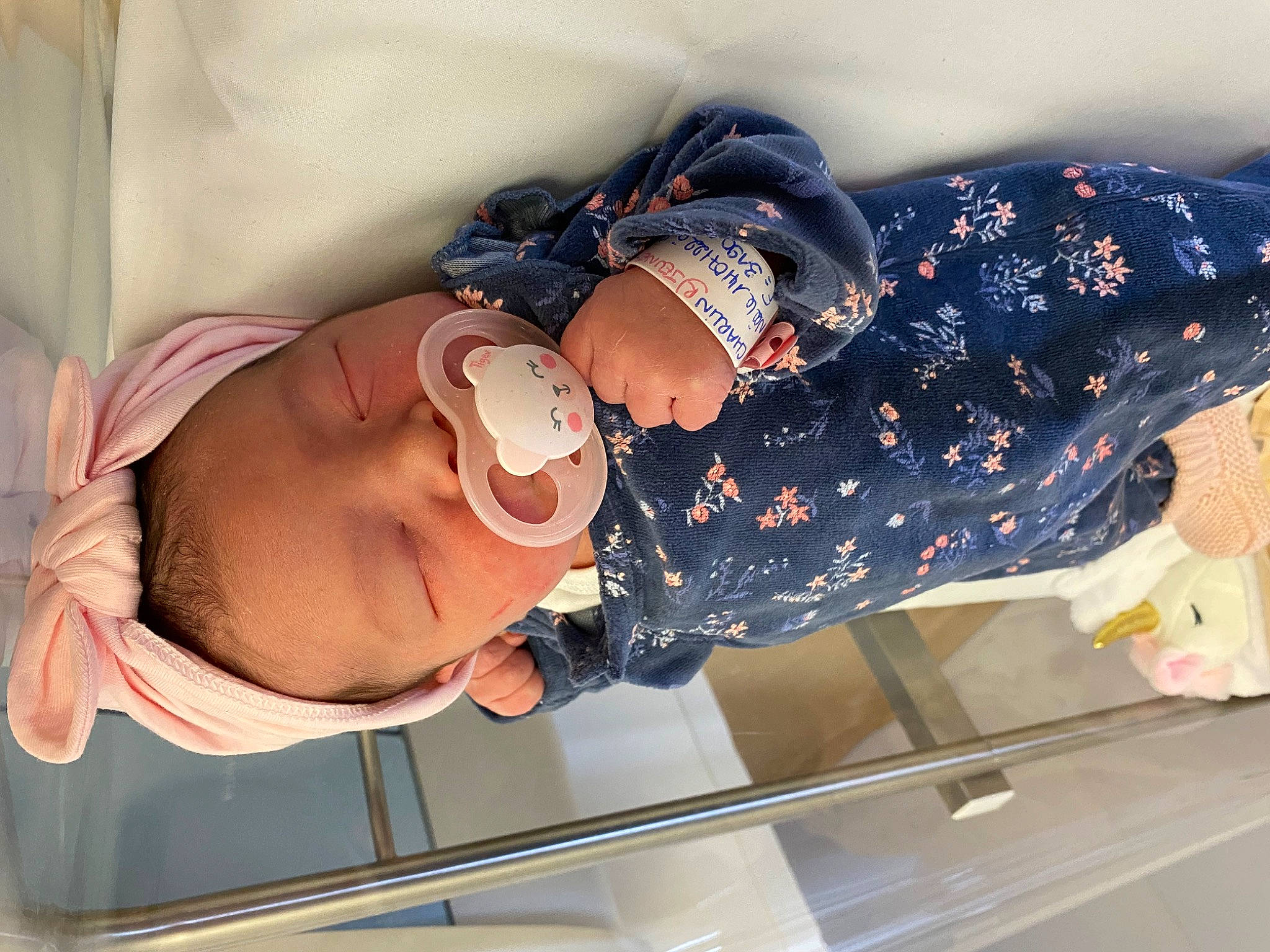 Thïa a rejoint le concours — aidez-le/la à gagner de superbes lots ! arm, baby, baby_products, child, comfort, elbow, electric_blue, eyewear, fun, hat, human_leg, mammal, pattern, person, product, room, sleeve, smile, textile, toddler