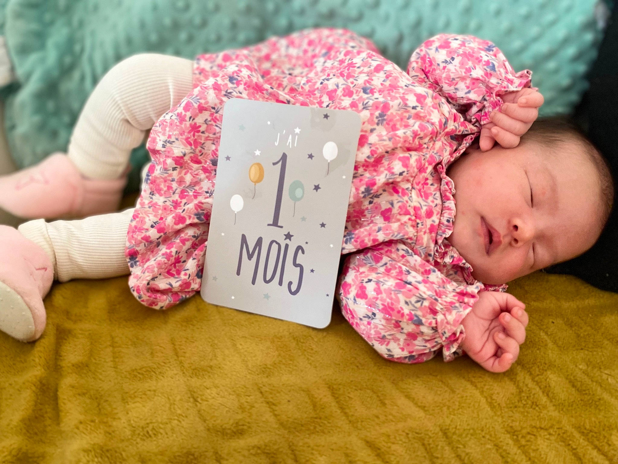 Thïa a rejoint le concours — aidez-le/la à gagner de superbes lots ! baby, baby_toddler_clothing, child, comfort, couch, finger, font, foot, grass, happy, linens, magenta, pattern, person, pink, sitting, skin, sleeve, t_shirt, toddler