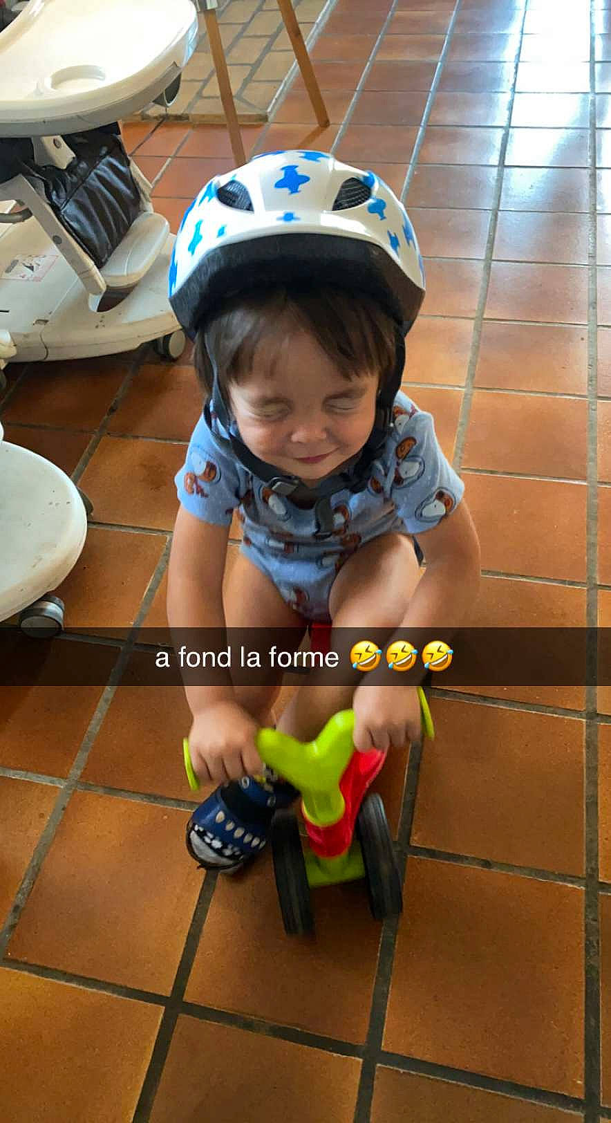 Sohan a rejoint le concours — aidez-le/la à gagner de superbes lots ! bicycle_helmet, bicycles_equipment_and_supplies, cool, face, flooring, happy, headgear, helmet, leisure, person, personal_protective_equipment, sandal, shoe, smile, snapshot, sneakers, tire, toddler, wheel, white