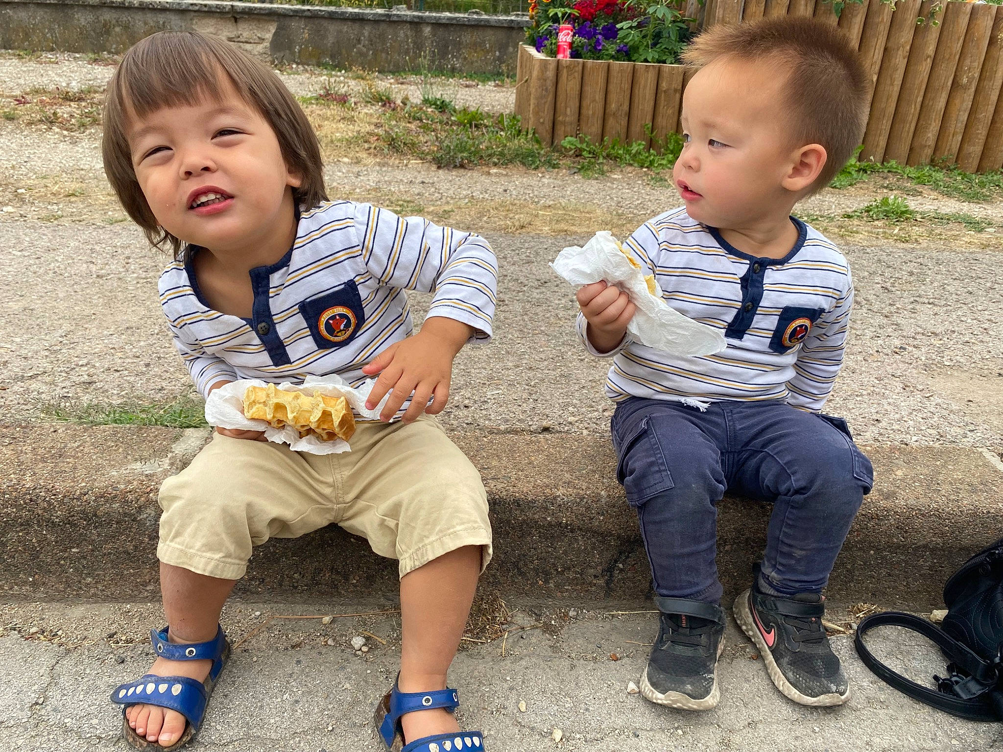 Sohan participe au concours pour gagner de l'argent avec cette photo : baby_toddler_clothing, child, dish, face, food, fun, grass, hair, happy, leg, leisure, people, person, plant, recreation, sharing, shoe, shorts, sitting, sneakers