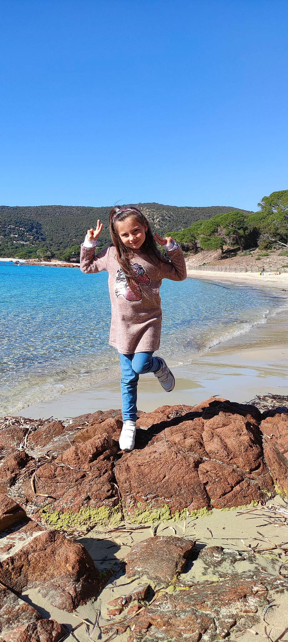 Océane participe au concours pour gagner de l'argent avec cette photo : azure, beach, coastal_and_oceanic_landforms, fun, happy, headland, joy, lake, landscape, leisure, long_hair, people_in_nature, person, sand, sky, summer, thigh, travel, tree, water