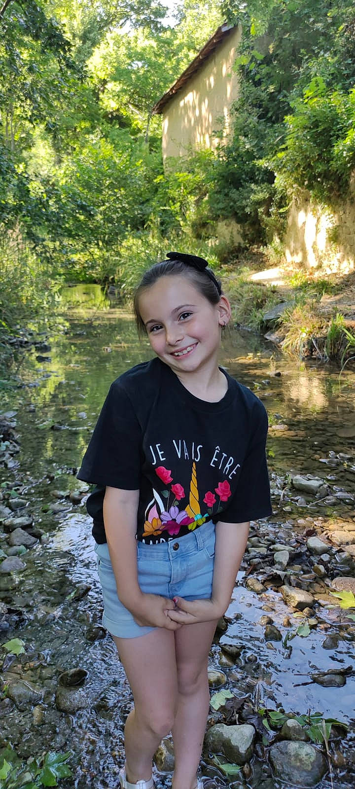 Océane participe au concours pour gagner de l'argent avec cette photo : bank, body_of_water, botany, eye, flash_photography, fun, grass, hair, happy, human_body, joy, leaf, leisure, people_in_nature, person, plant, shoulder, smile, summer, sunlight