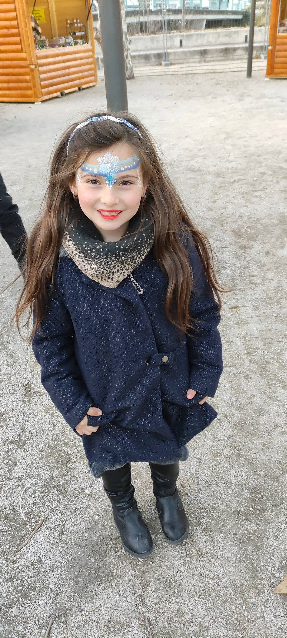 Océane participe au concours pour gagner de l'argent avec cette photo : blazer, cool, denim, electric_blue, eyewear, face, fashion_design, grey, happy, headgear, joy, lip, long_hair, neck, pattern, person, plaid, sleeve, smile, sunglasses
