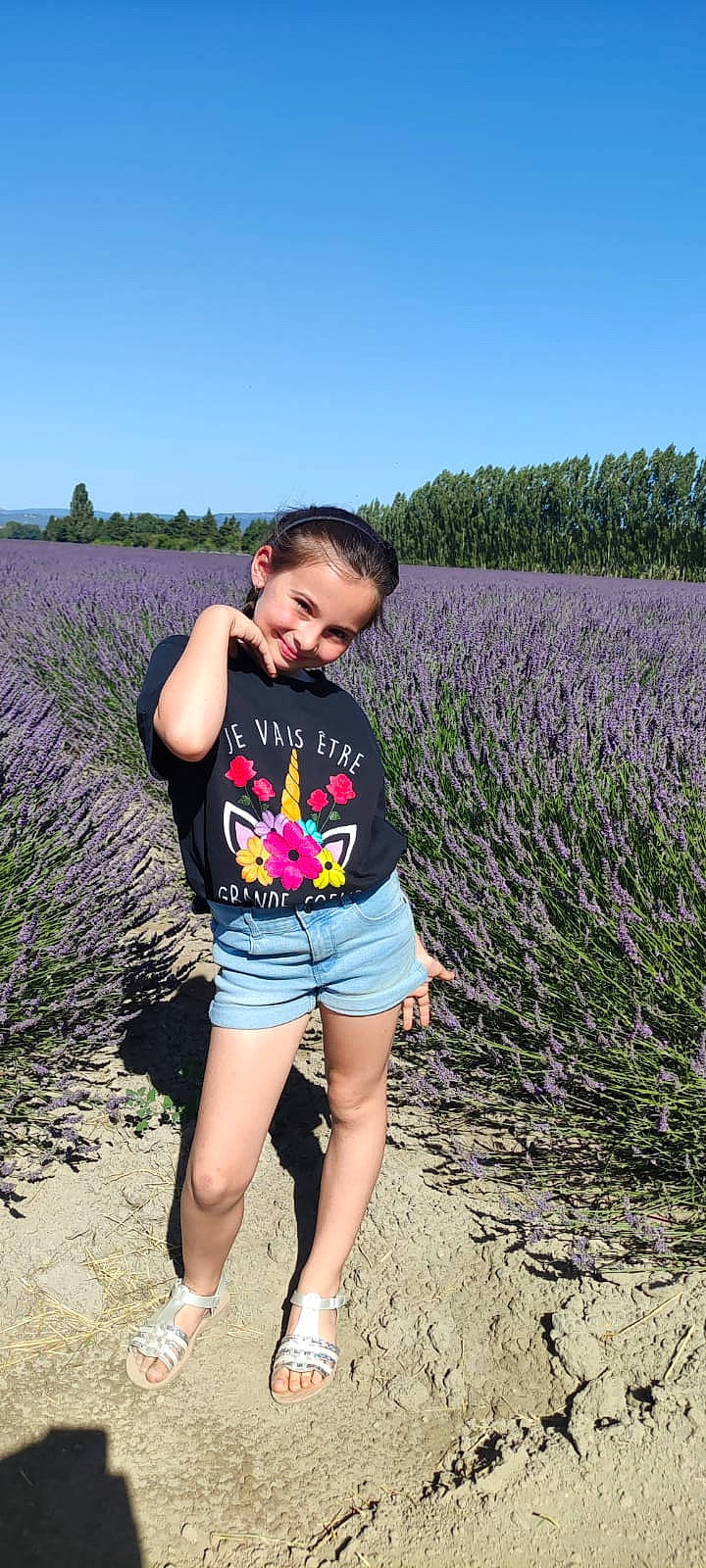Océane participe au concours pour gagner de l'argent avec cette photo : agriculture, electric_blue, field, flower, grass, grassland, happy, human_leg, joy, landscape, leisure, people_in_nature, person, plant, prairie, shorts, sky, smile, summer, t_shirt