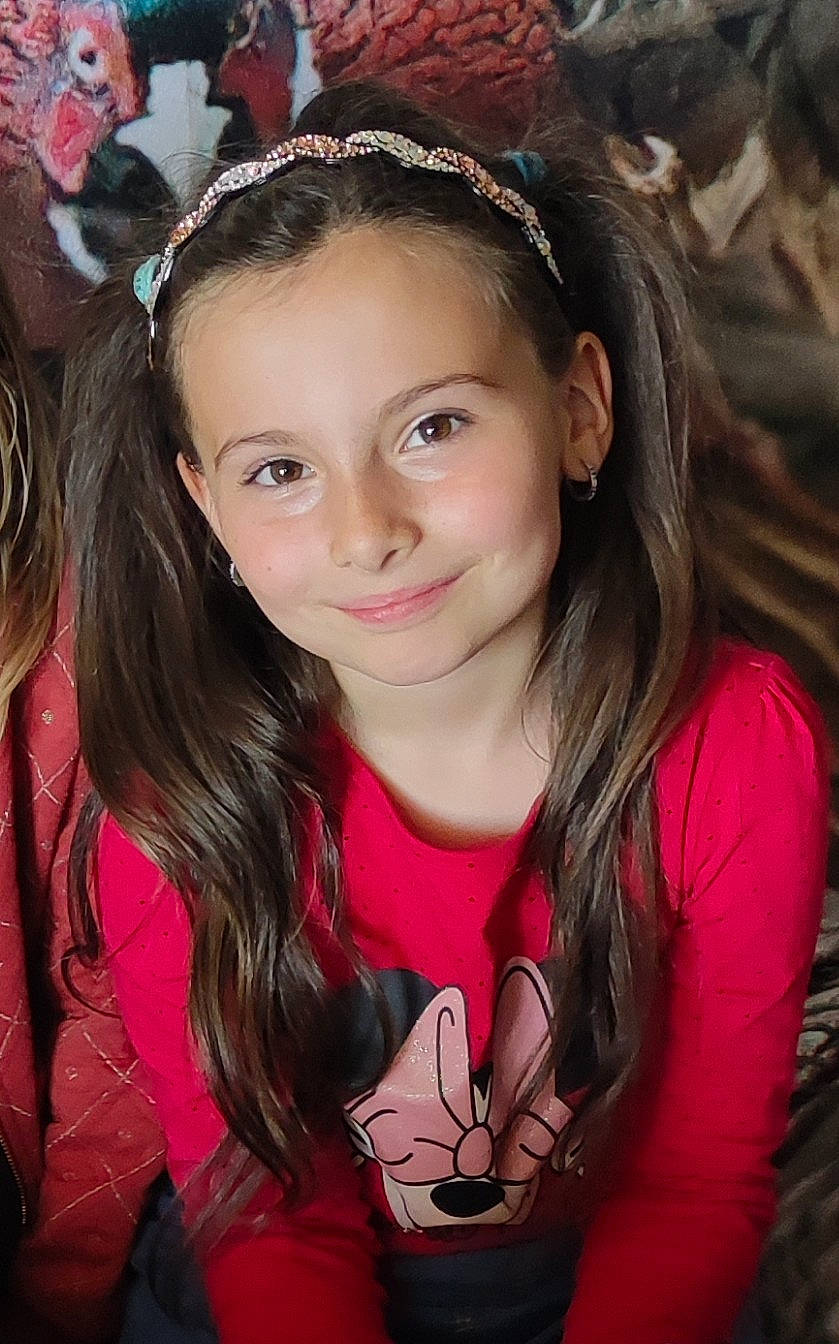 Océane participe au concours pour gagner de l'argent avec cette photo : black, black_hair, brown_hair, cool, eyebrow, eyelash, fashion, flash_photography, fun, hairstyle, happy, iris, joy, lip, long_hair, mammal, organ, person, pink, red