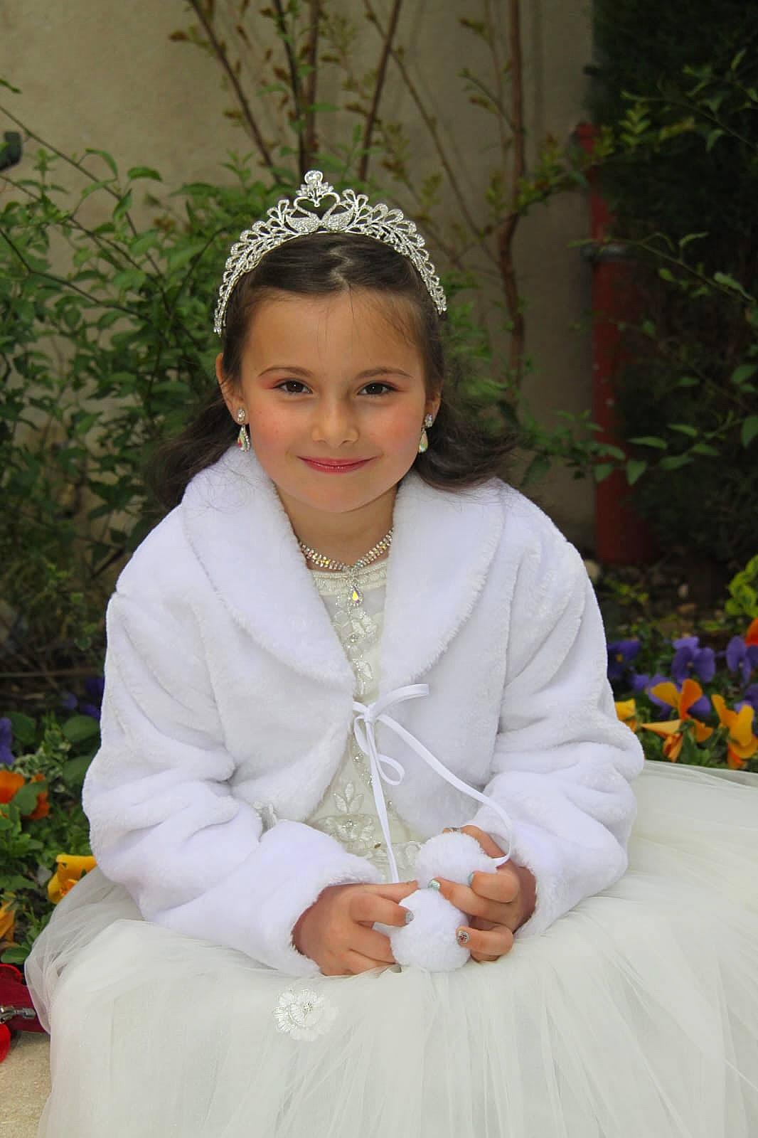 Océane a rejoint le concours — aidez-le/la à gagner de superbes lots ! bridal_accessory, child, dress, event, flash_photography, formal_wear, grass, hair_accessory, hairstyle, happy, headband, headgear, headpiece, jewellery, joy, necklace, person, plant, sleeve, smile