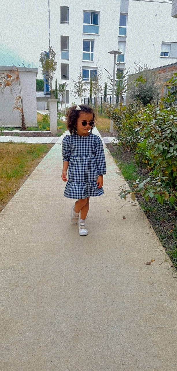 Louane a rejoint le concours — aidez-le/la à gagner de superbes lots ! asphalt, building, electric_blue, grass, lane, leisure, pattern, pedestrian, person, plaid, plant, recreation, road, road_surface, shorts, sidewalk, sleeve, street, street_fashion, tree