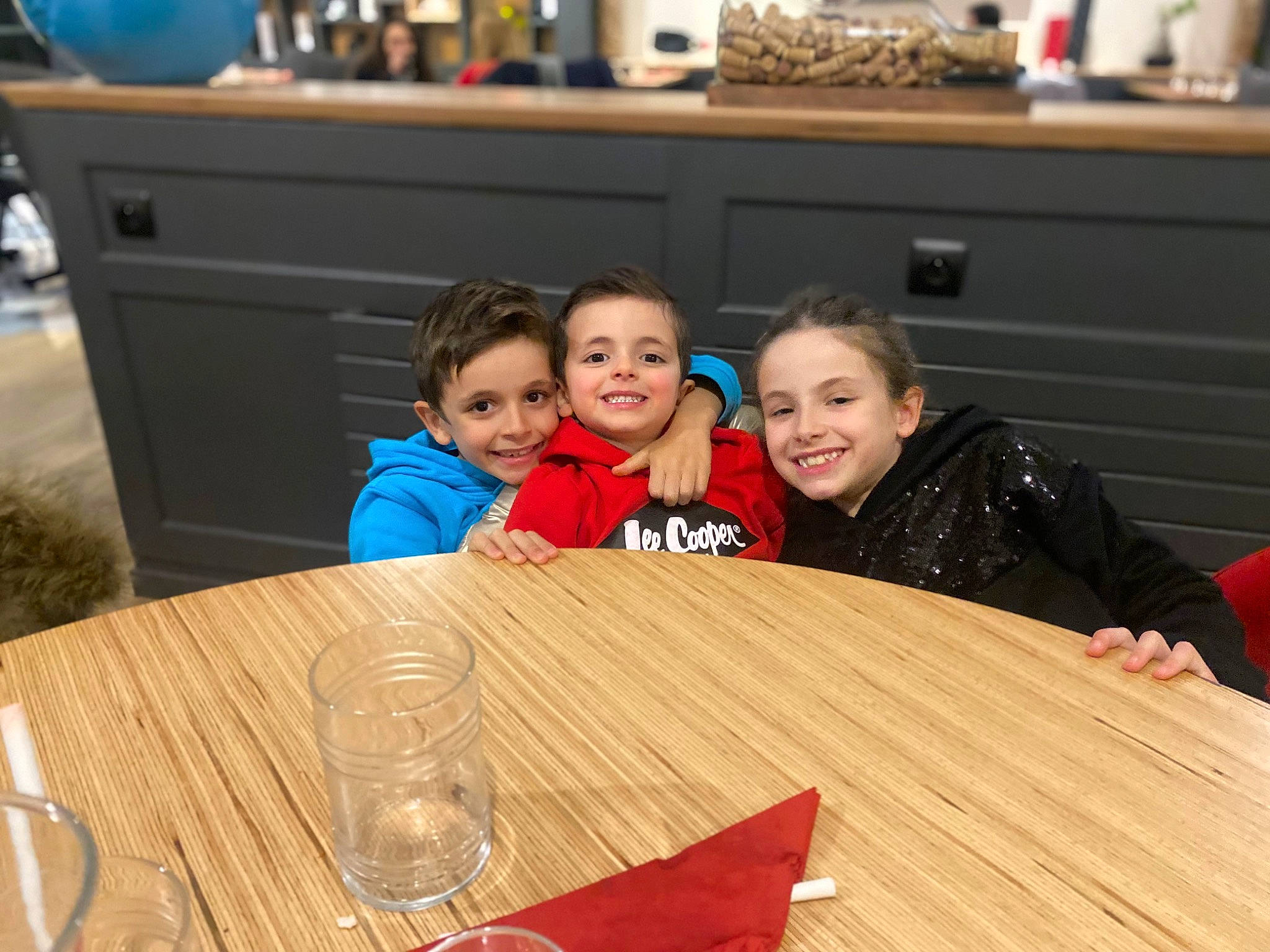 Paolina a rejoint le concours — aidez-le/la à gagner de superbes lots ! cabinetry, chair, event, flooring, fun, furniture, happy, hardwood, joy, kitchen_dining_room_table, leisure, outdoor_furniture, outdoor_table, person, plate, sharing, smile, table, tableware, toddler