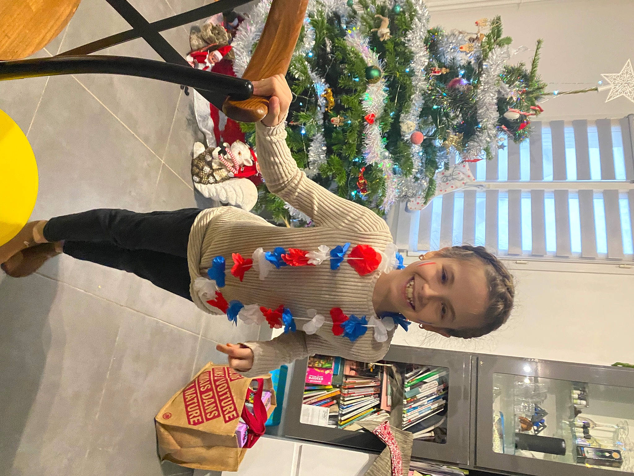 Paolina a rejoint le concours — aidez-le/la à gagner de superbes lots ! art, balloon, child, christmas_decoration, christmas_eve, christmas_ornament, christmas_tree, event, fun, happy, holiday, holiday_ornament, interior_design, joy, leisure, ornament, person, play, room, shelf