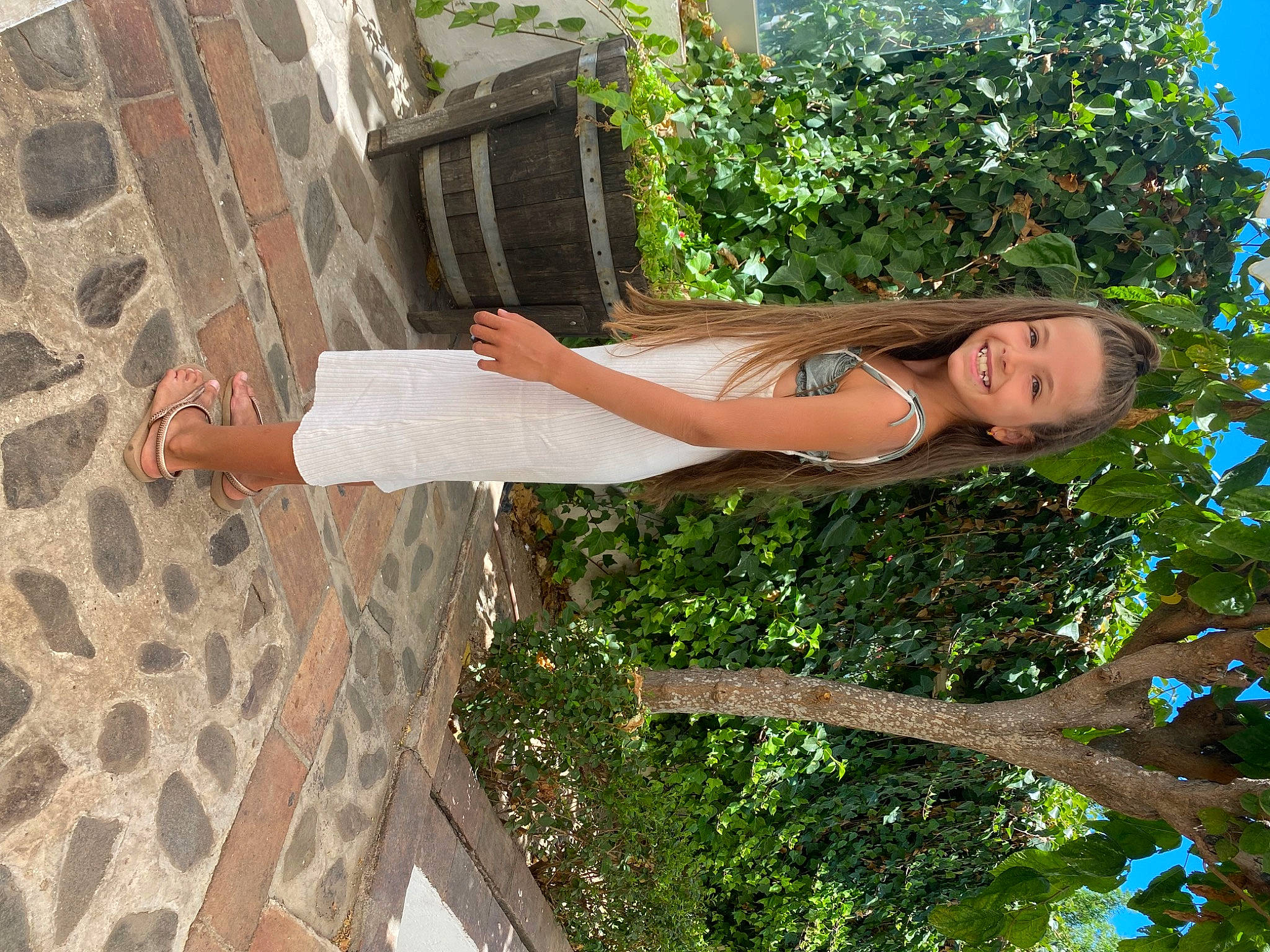 Paolina participe au concours pour gagner de l'argent avec cette photo : brick, dress, elbow, flooring, garden, grass, human_leg, joy, leisure, pattern, people_in_nature, person, plant, shrub, summer, thigh, tree, waist, wood, wrist