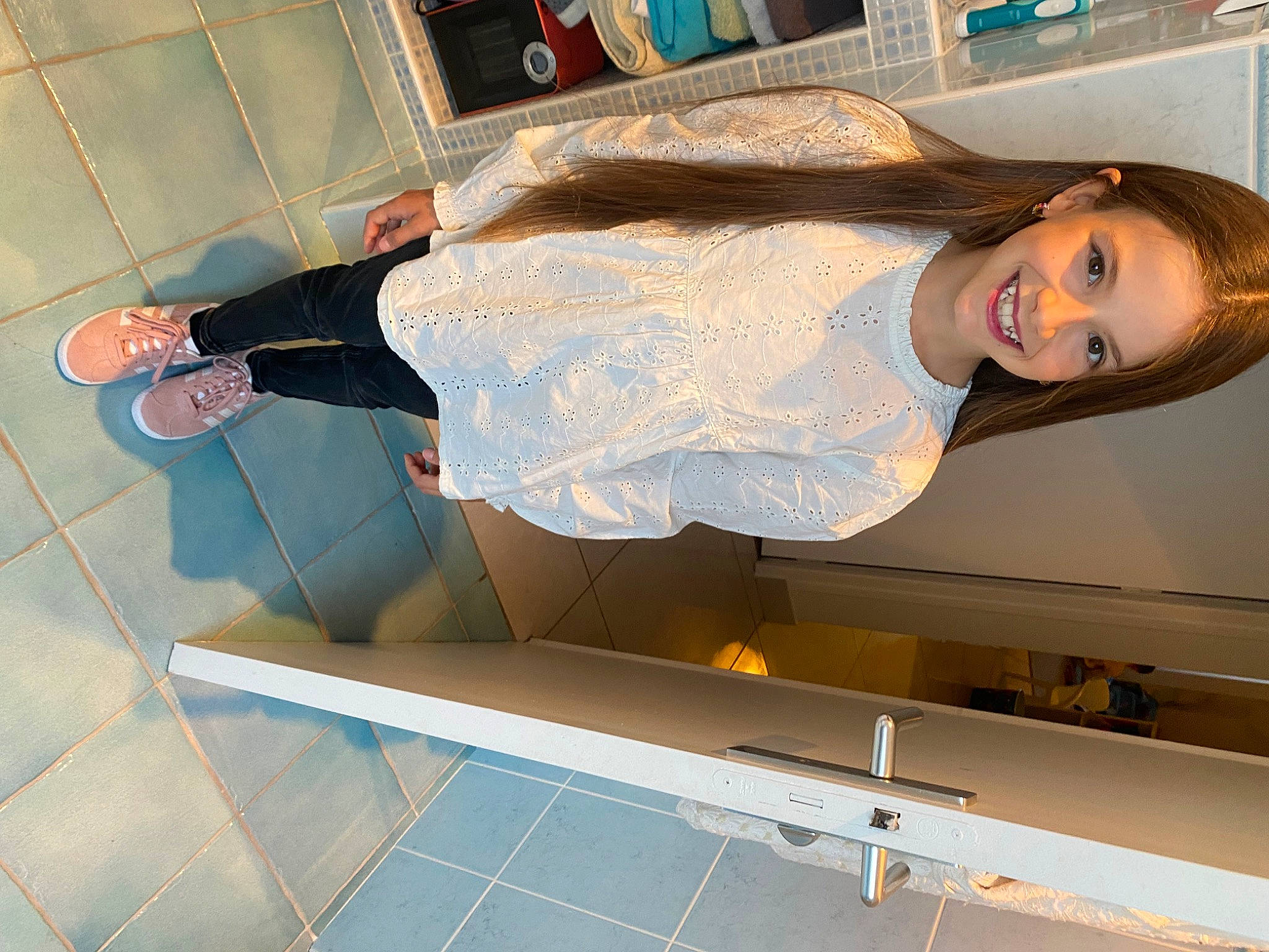 Paolina participe au concours pour gagner de l'argent avec cette photo : advertising, dress, fashion_design, flooring, fun, human_leg, joy, knee, leisure, machine, person, room, smile, thigh, waist