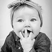 Judith a rejoint le concours — aidez-le/la à gagner de superbes lots ! baby, black_and_white, child, close_up, cute, denim_jacket, expression, fashion, fingers_in_mouth, happy, headband, headwear, indoors, infant, person, portrait, smiling, studio, wide_eyes, young_child