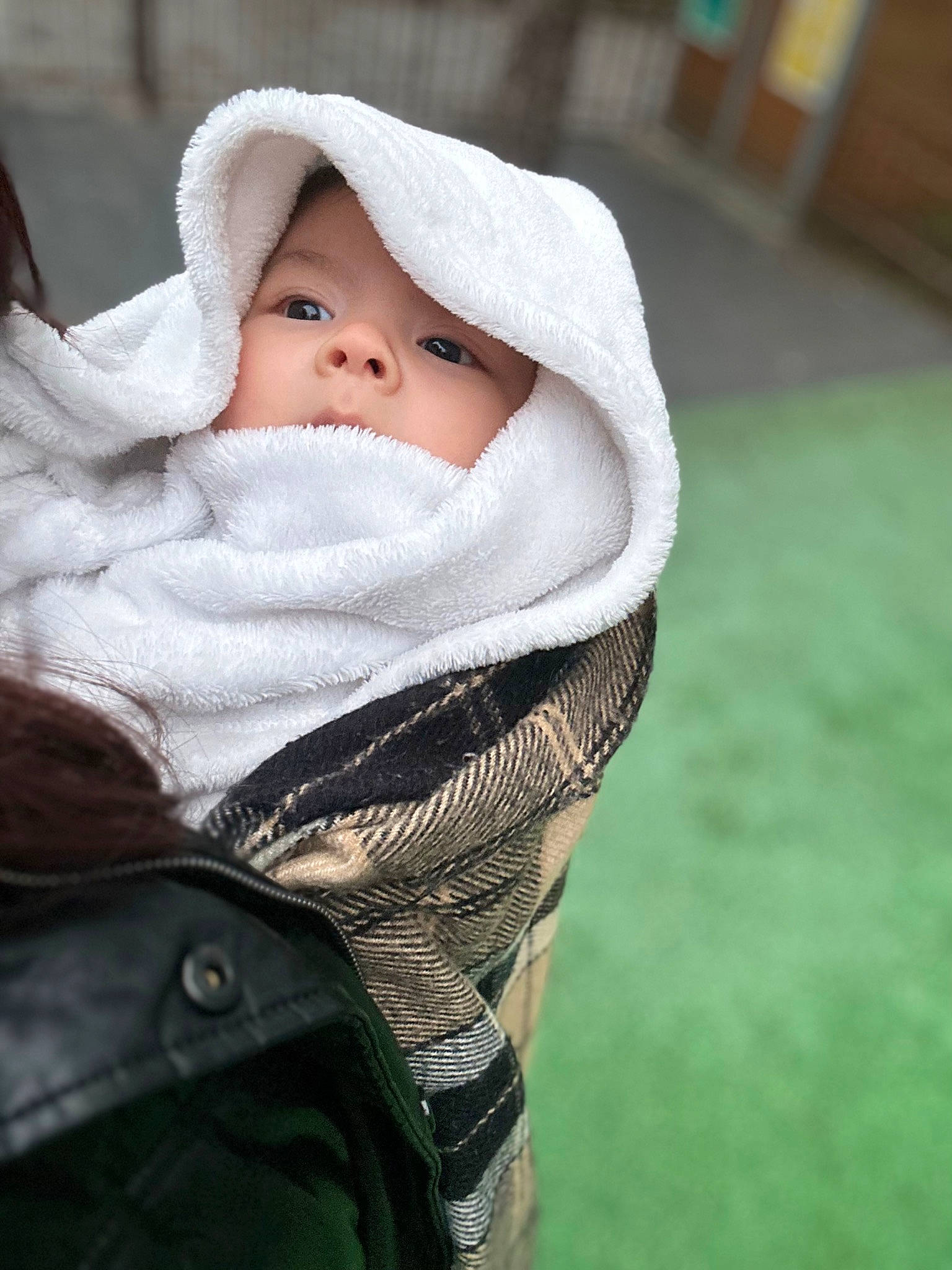 Noah a rejoint le concours — aidez-le/la à gagner de superbes lots ! baby, baby_products, baby_toddler_clothing, cheek, child, comfort, eye, eyelash, face, fashion_accessory, freezing, fur, grass, headgear, headwear, human_body, person, sitting, sleeve, toddler