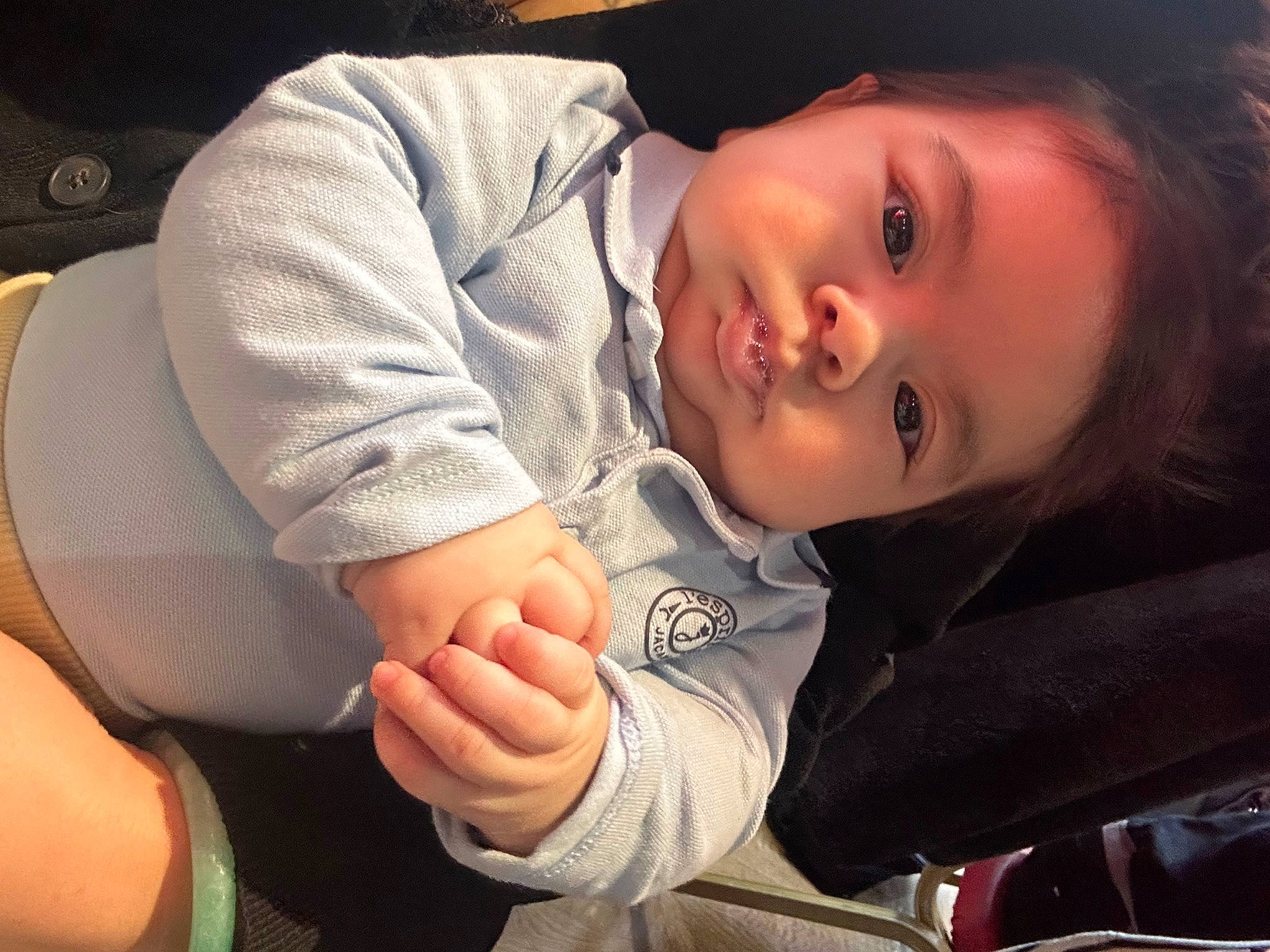 Noah a rejoint le concours — aidez-le/la à gagner de superbes lots ! baby_toddler_clothing, cheek, chin, comfort, eye, eyebrow, eyelash, finger, flash_photography, gesture, hair, happy, head, human_body, lip, mouth, neck, nose, person, skin