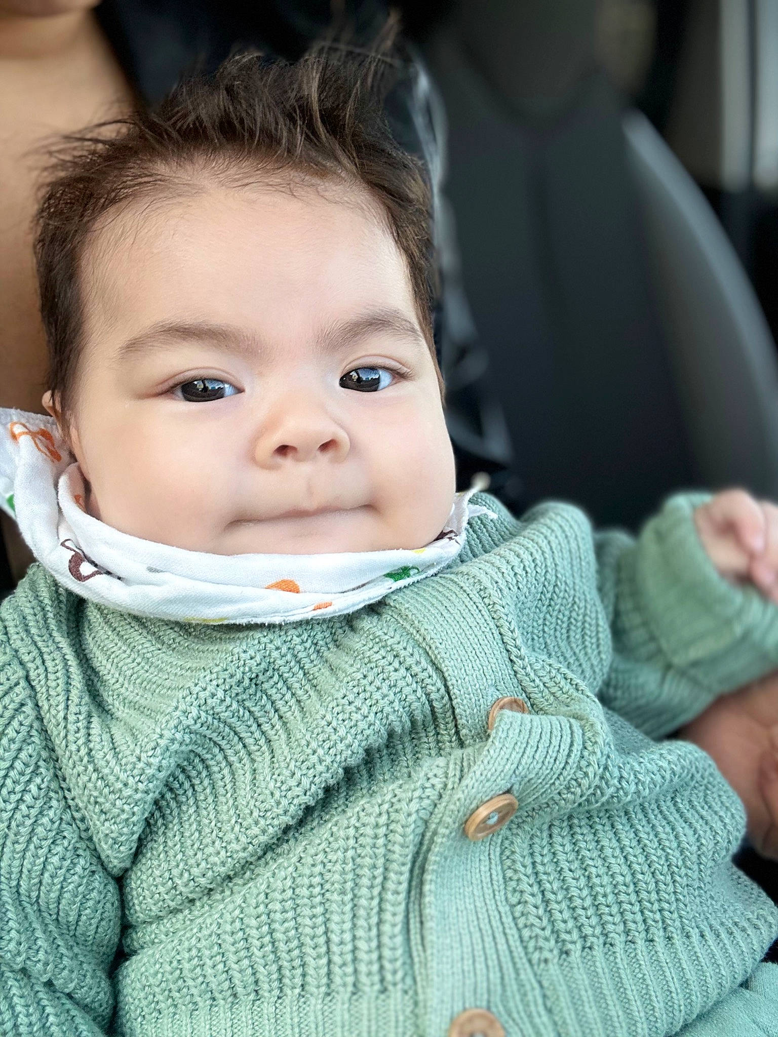 Noah participe au concours pour gagner de l'argent avec cette photo : auto_part, baby_toddler_clothing, cheek, child, comfort, eyelash, flash_photography, happy, nose, person, portrait_photography, sitting, skin, sleeve, toddler, vacation, wool, woolen