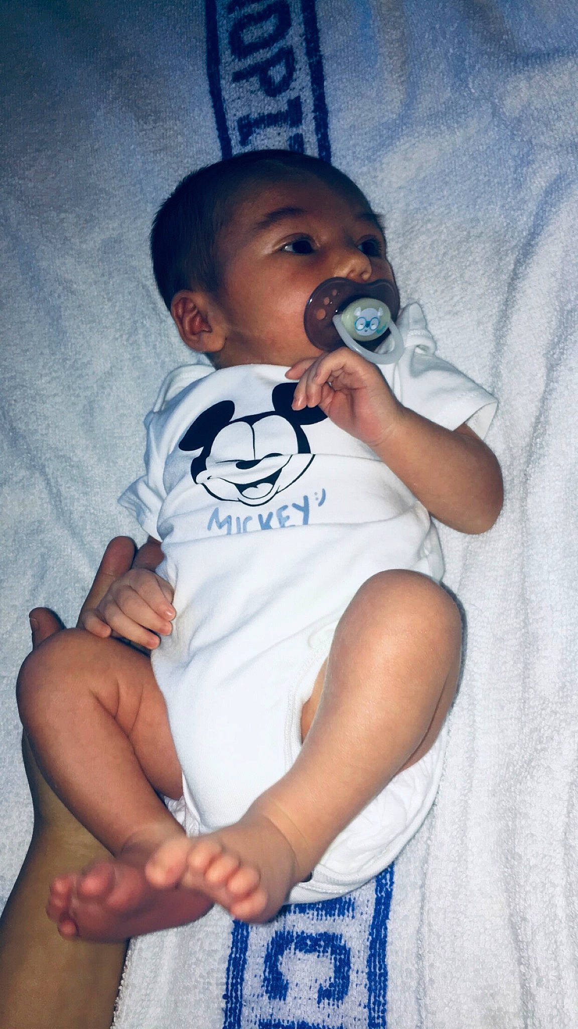 Nino participe au concours pour gagner de l'argent avec cette photo : arm, baby_toddler_clothing, blue, cheek, eye, eyelash, flash_photography, gesture, hand, head, human, joint, mouth, muscle, neck, nose, organ, person, shoulder, skin