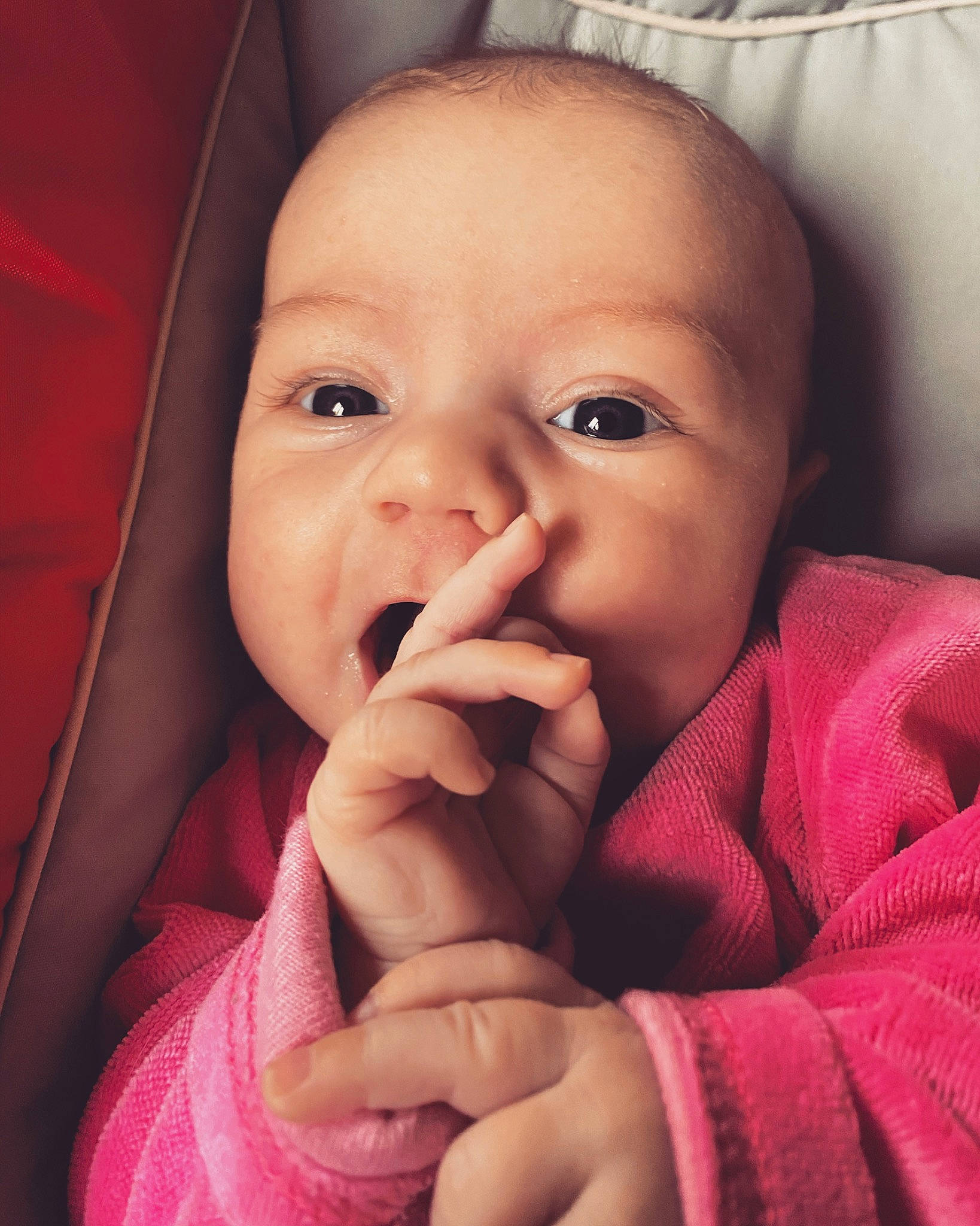 Maëlane participe au concours pour gagner de l'argent avec cette photo : baby, baby_toddler_clothing, cheek, comfort, ear, eyelash, finger, gesture, happy, human_body, iris, lip, mouth, nail, nose, person, pink, skin, smile, thumb